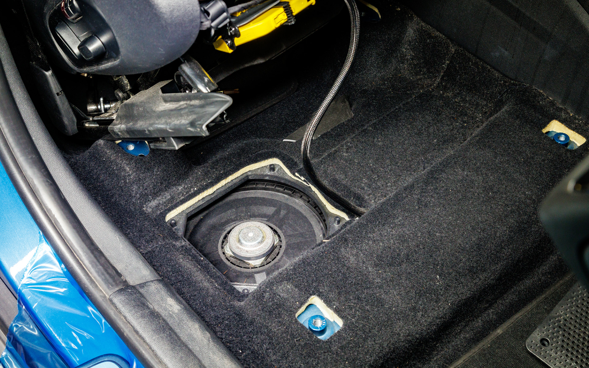 サブウーファーは前席の床下に。一度インストールしてしまうとかっこいいビジュアルをなかなか見ることができないというのが唯一の難点？