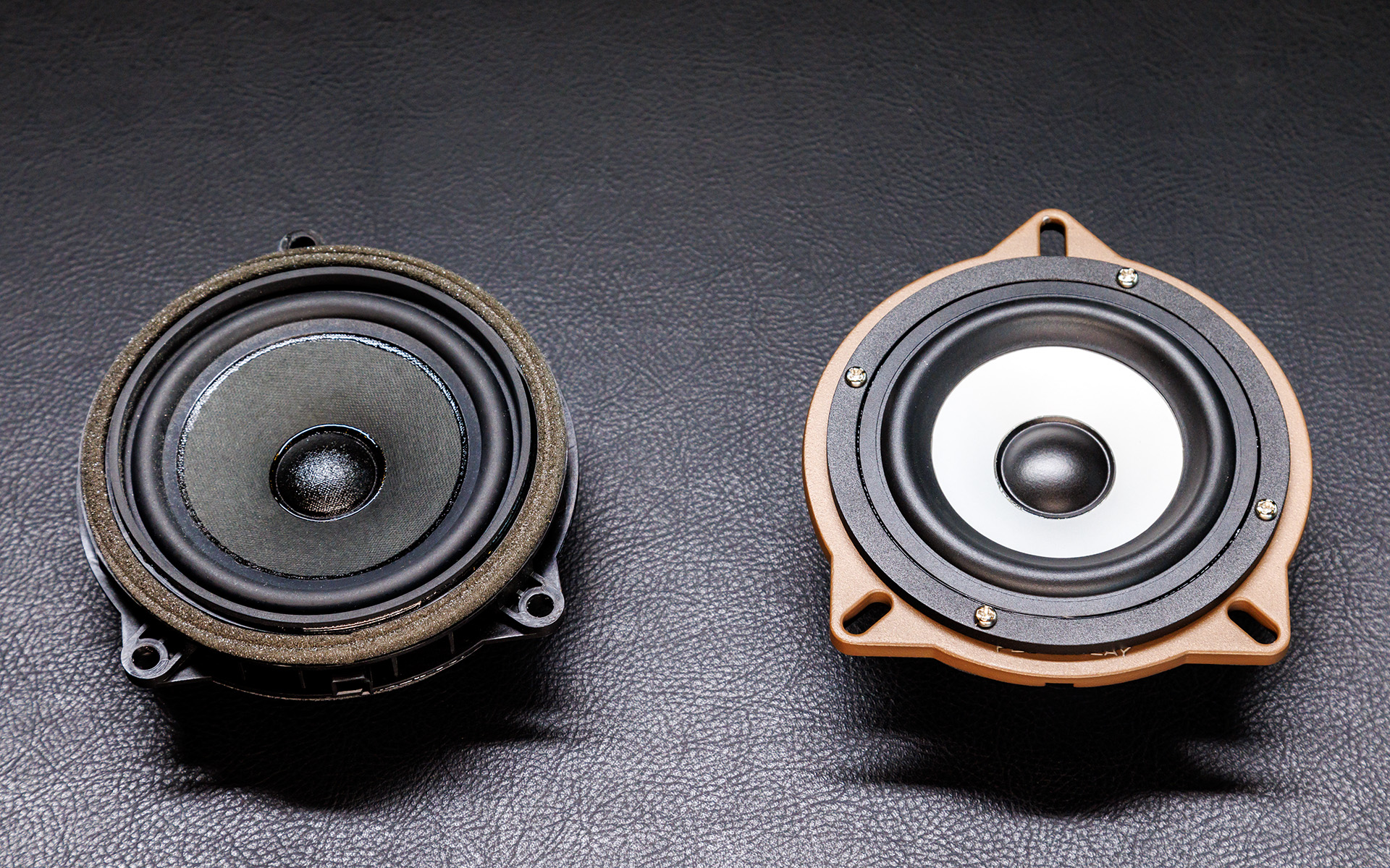 写真左が純正のフロントスピーカー、右がBEWITH Platinum Voice for MINI（Pt.F56e/4）のフロントスピーカー