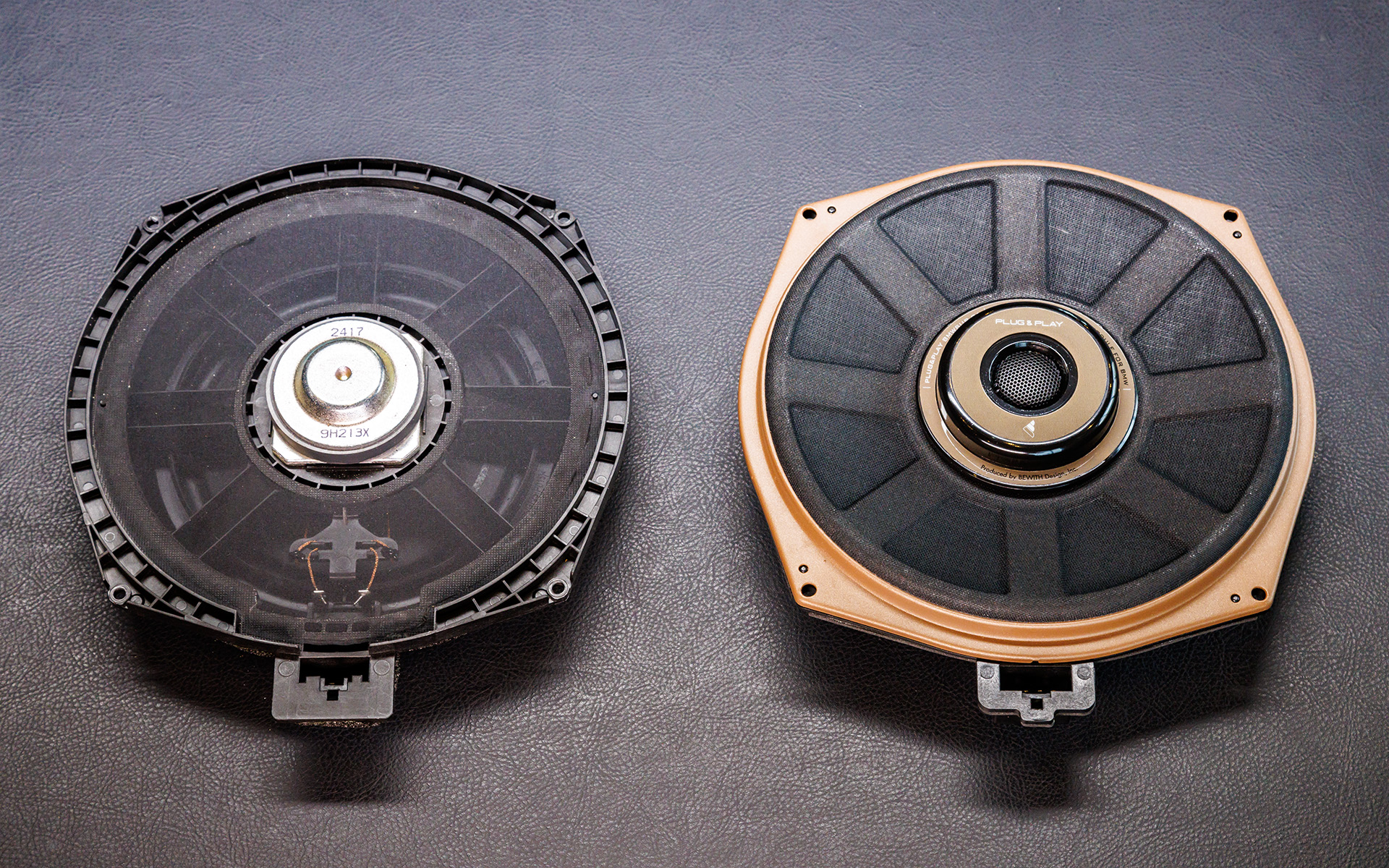 写真左が純正サブウーファー、右がオプションのサブウーファー「PLUG&PLAY BMWSUB/01」