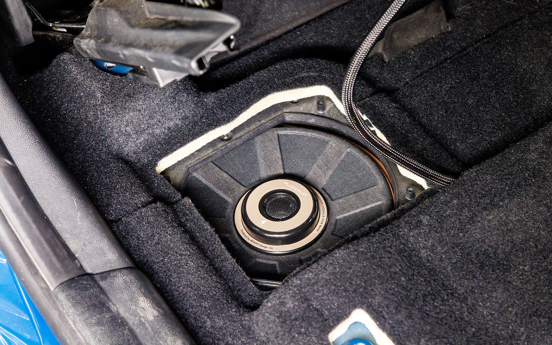 サブウーファーは前席の床下に。一度インストールしてしまうとかっこいいビジュアルをなかなか見ることができないというのが唯一の難点？