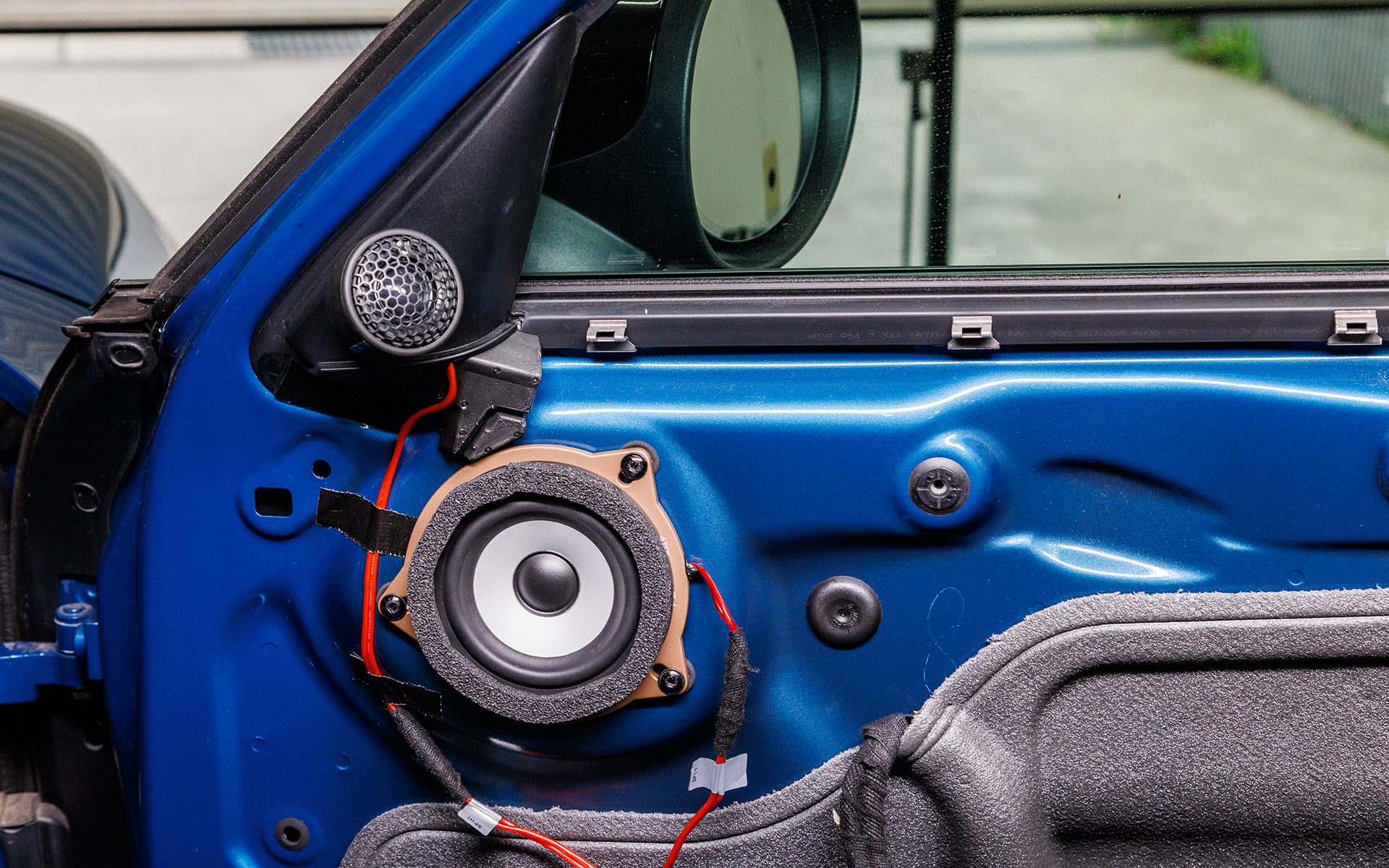 純正スピーカー（左）からBEWITH Platinum Voiceのスピーカー＆トゥイーター（右）に