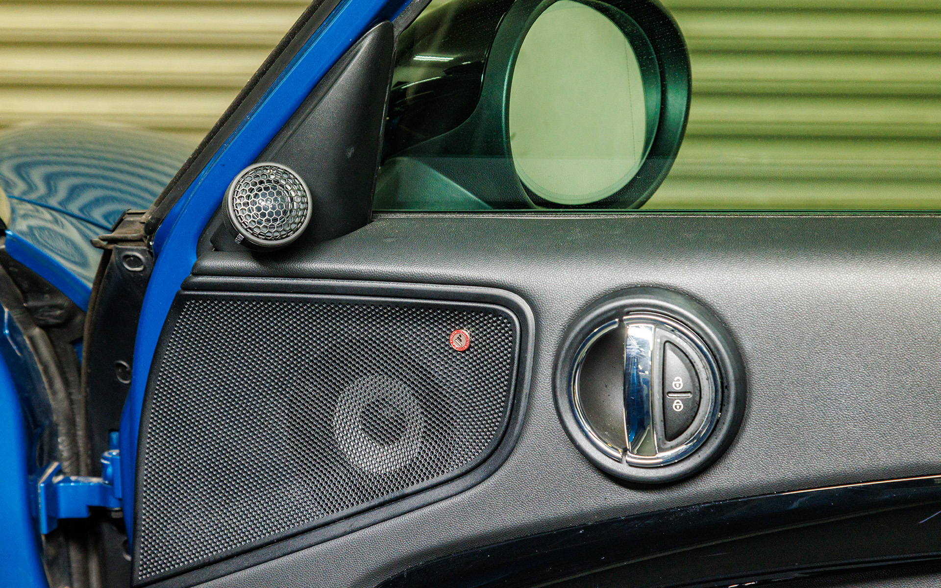 トゥイーターはBEWITH Platinum Voiceに付属するマウントブラケットを使い、Aピラーの付け根に装着。スピーカーを含め、純正の見た目を大きく変えたくない、でもちゃんとした音を聞きたい人におすすめしたい仕様