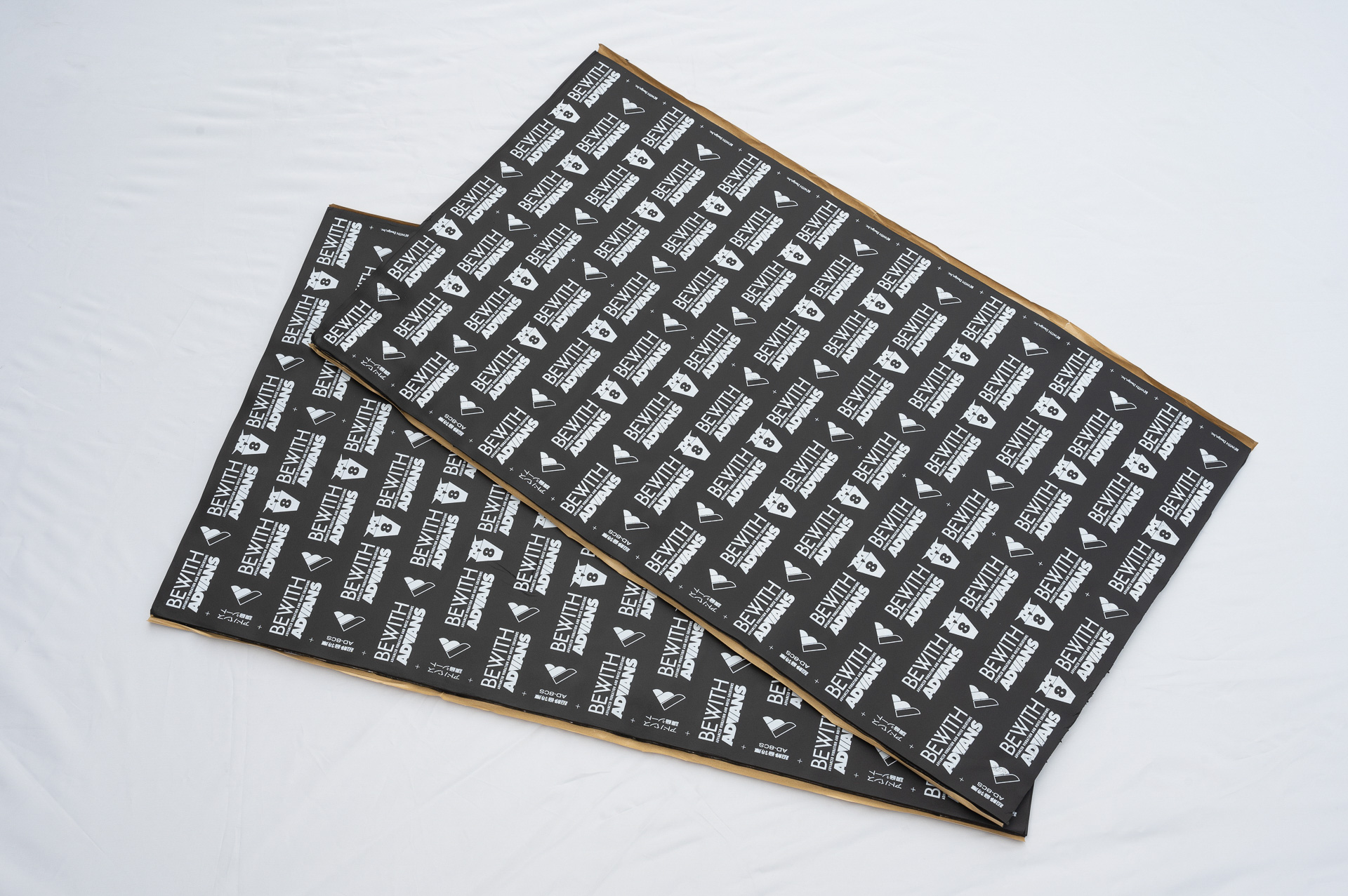 「調音施工」プログラムで用いるADVANS調音シート。設計厚9mmのAD-8CS（超静音特厚タイプ）と、設計厚7mmのAD-6CS（静音型厚口タイプ）の2モデルを用意し、施工する車種や施工箇所に応じて2種類の厚みのシートを使い分けることで、より高い施工効果をより多くの車種に提供可能とした