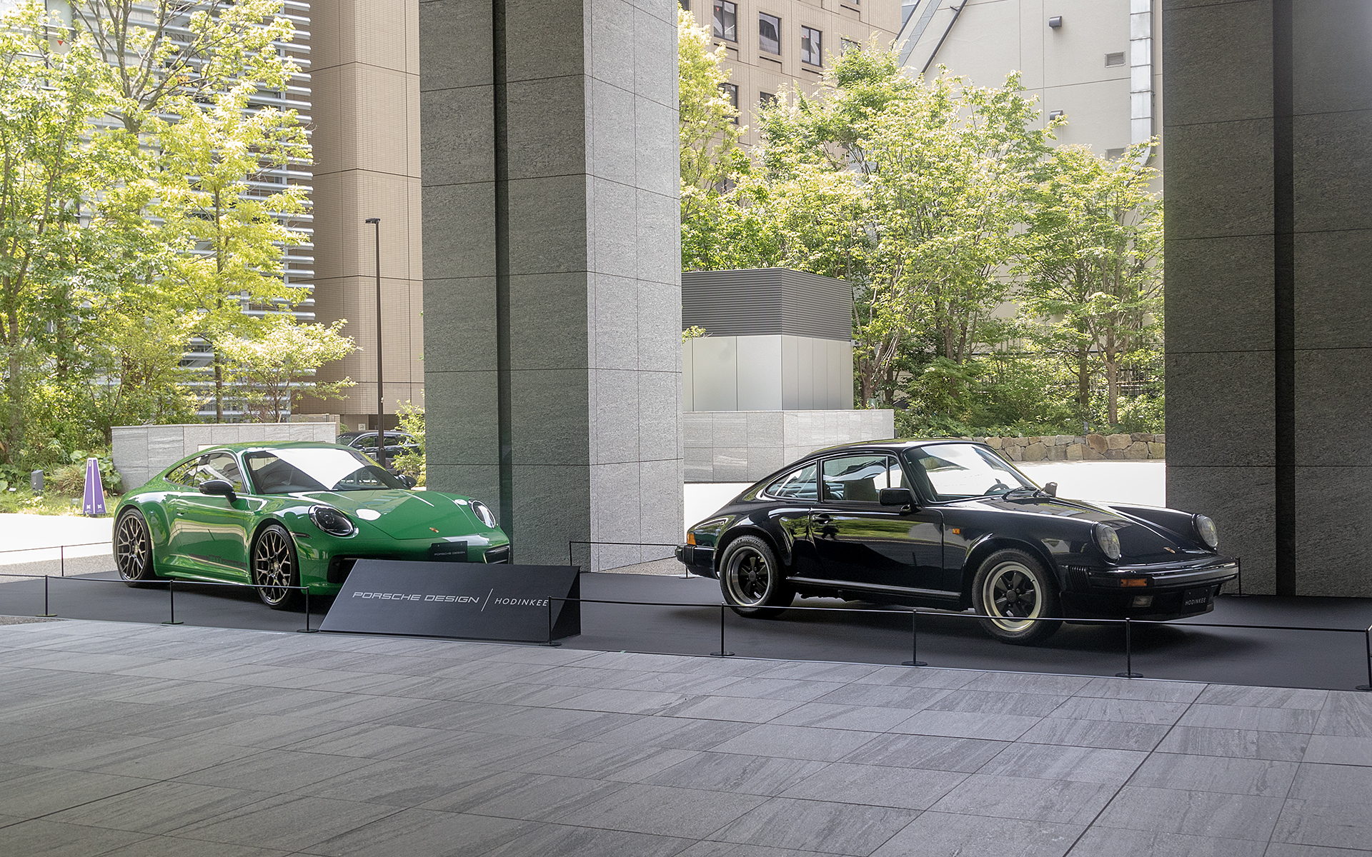 会場の正面に置かれた新旧のポルシェ911