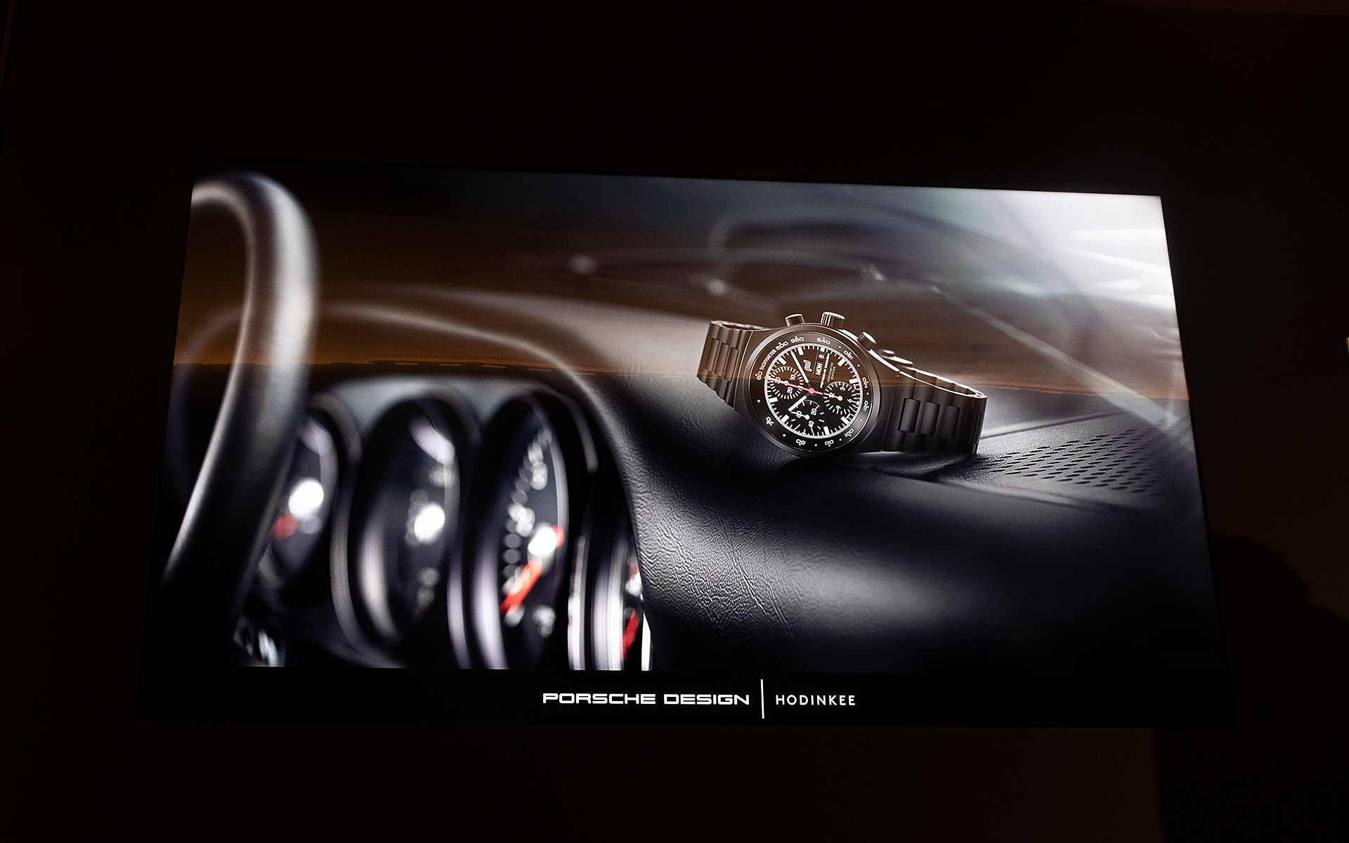 911のメーターパネルのデザインをベースにした文字盤のデザインがクロノグラフ1の特徴