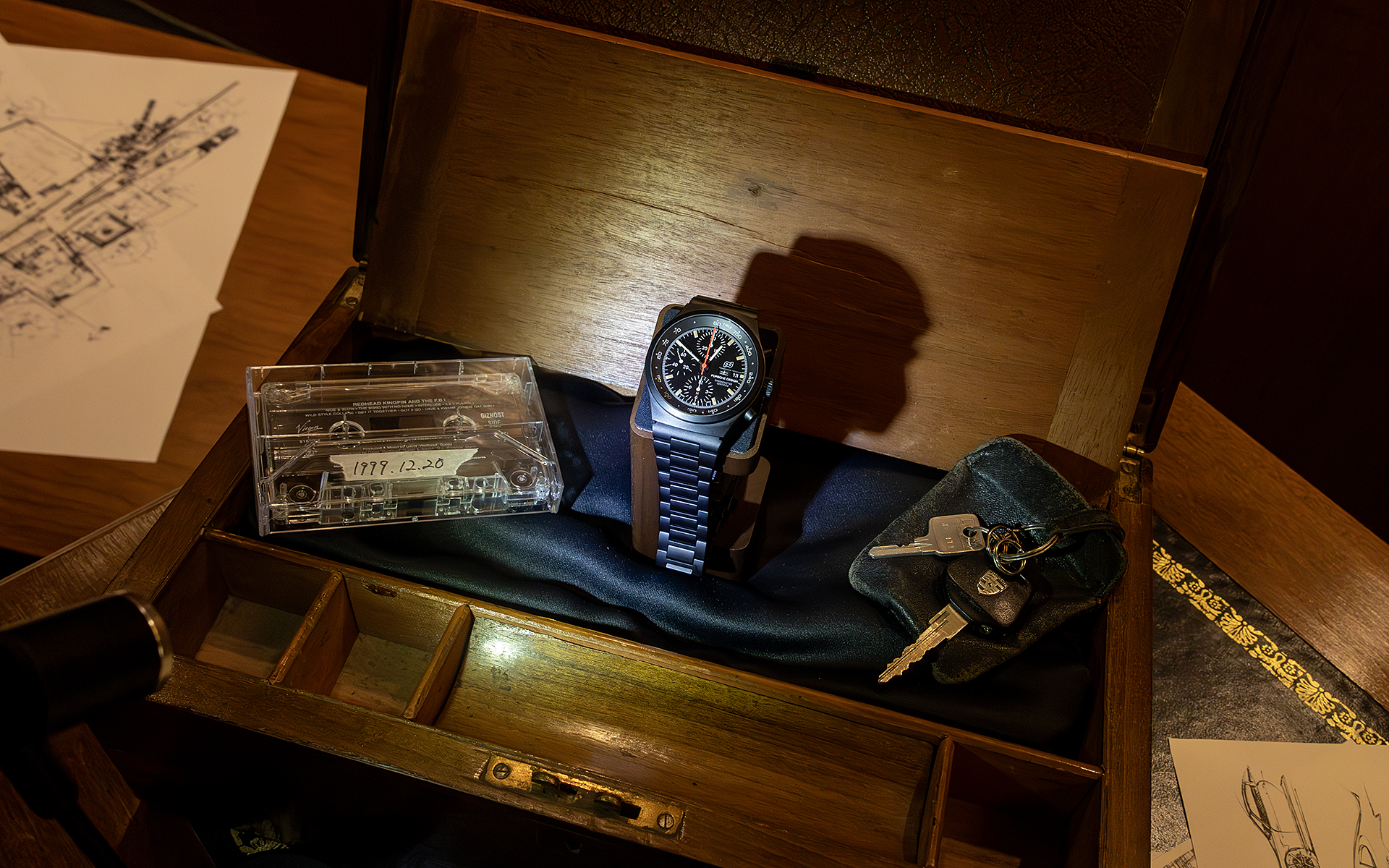 1970年代より書斎の机にしまいこんだクロノグラフ1を、50年後に引き出しから取り出したらどうなるだろうかというアイデアのストーリーをもとに企画されたのが、クロノグラフ1 - ホディンキー 2024エディション。そのイメージを再現した展示が行なわれていた