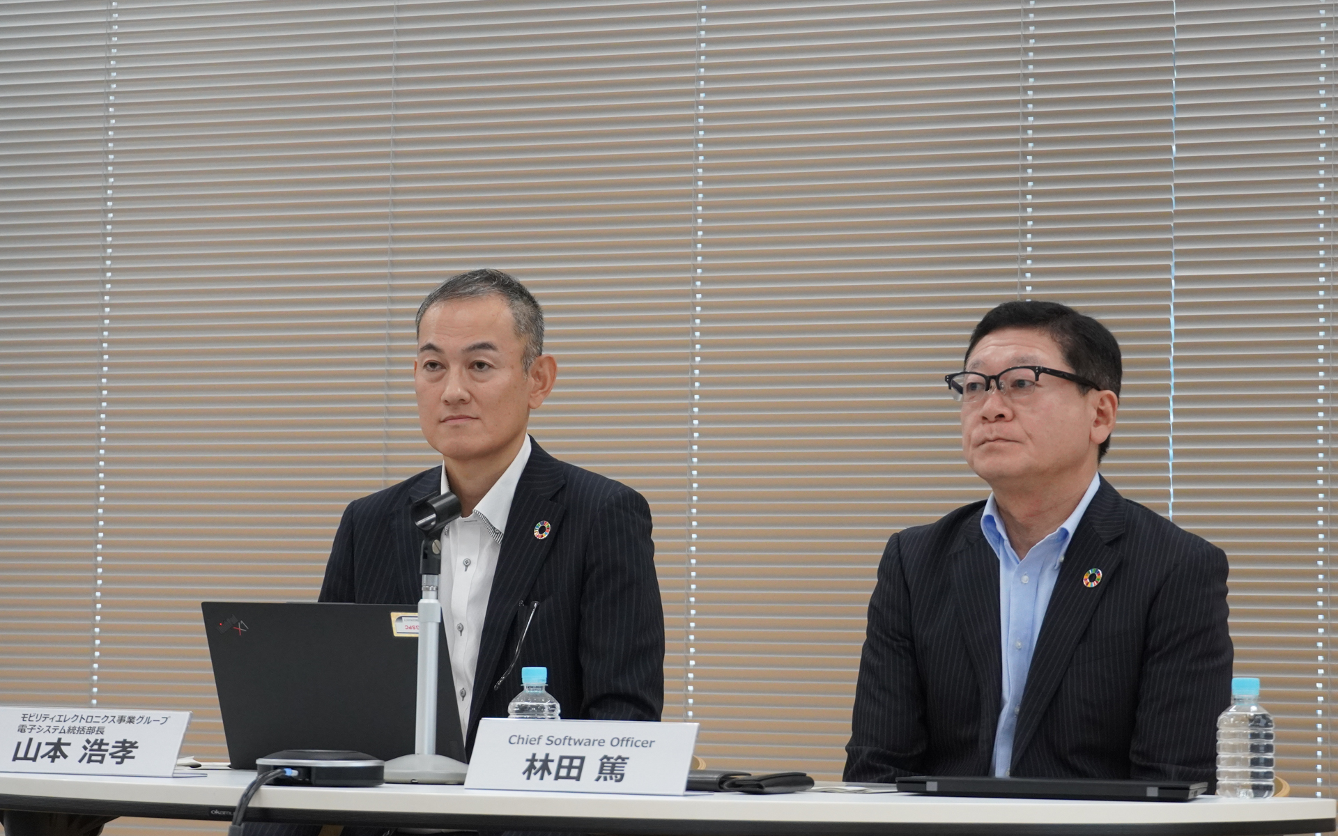 ソフトウェア戦略の説明会ではCSwO（Chief Software Officer）の林田篤氏（右）が説明。質疑応答ではモビリティエレクトロニクス事業グループ 電子システム統括部長の山本浩孝氏（左）も回答した