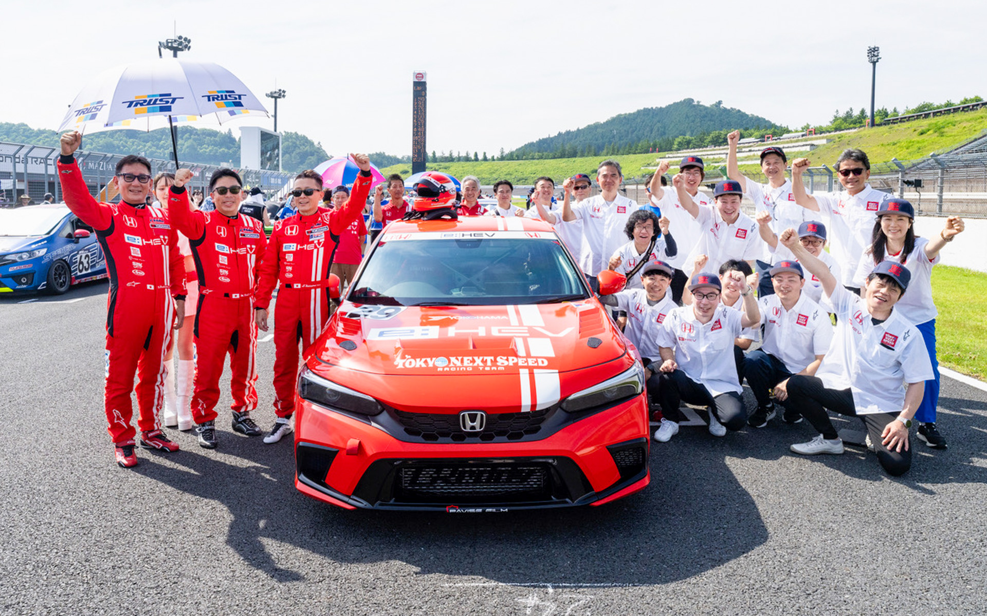 真夏の祭典「2024もてぎEnjoy耐久レース“Joy耐”」は、エントリー63台(うち出走62台)の異種格闘技戦ともいえる7時間耐久レース。細かなクラス分けがあり、ハイブリッドカーのクラス1は2台のエントリーとなりました。初めてカーボンニュートラル燃料で走るマシンの参戦もあったんですよ。私たちTOKYO NEXT SPEEDは、シビックハイブリッドJoy耐参戦20周年という節目に、チームとして最上位となる24番グリッドを獲得! ホンダのDNAを継承する赤いボディカラーと、チャンピオンホワイトにあやかったチームシャツで気合を入れてみました