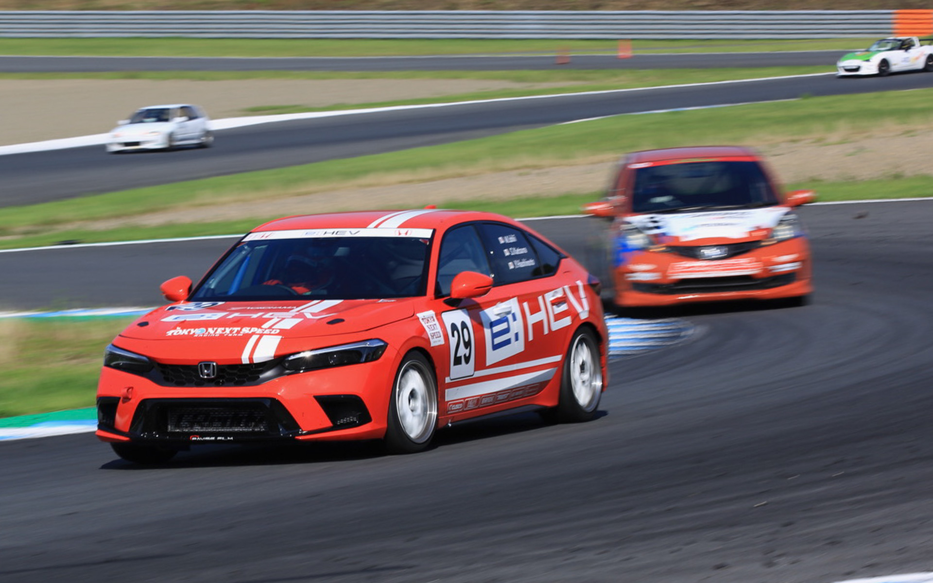 事前に3回の走行テストを行ない、ドライバーとエンジニアが試行錯誤しながら進めていったシビックe：HEVの走りは、速さだけでなく操りやすさ、楽しさも磨かれていきました。ただ、本番数日前にLSDを投入するギリギリのスケジュールとなってしまい、それが吉と出るのか？　ちょっとドキドキしながらのJoy耐だったのです