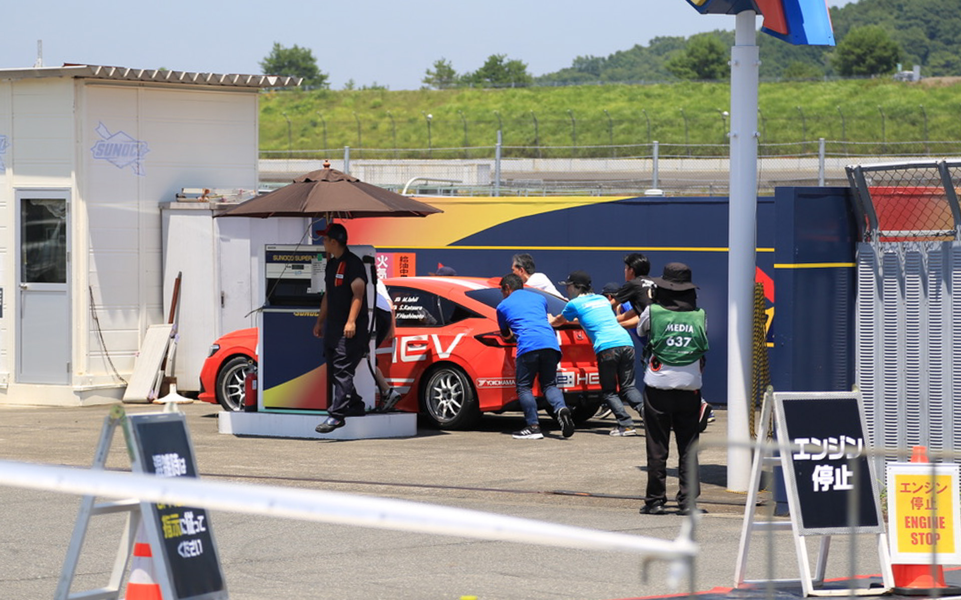 Joy耐名物！　手押しでガソリンスタンド給油！　これを見ないとJoy耐に来た気がしない、という光景です。猛暑の中、どのチームもみんな必死で押していた姿が感動的でした