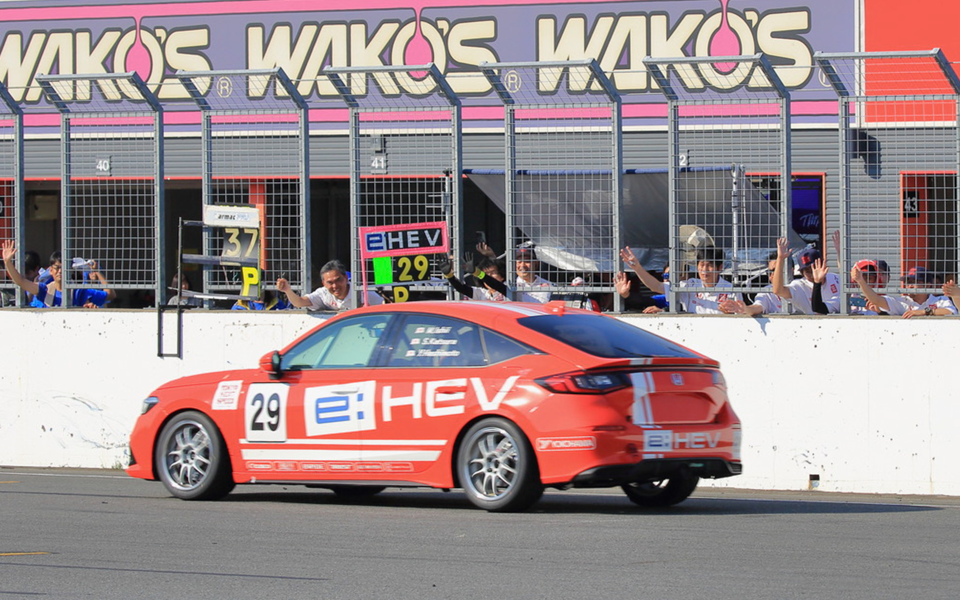 あと少しで7時間というところくらいからガス欠の不安が大きくなり、さらにピットとドライバーをつないでいた電話も通じなくなるというトラブルが。スロー走行で燃料を温存しながらも、なんとかチェッカーを受けた安堵のゴールとなりました