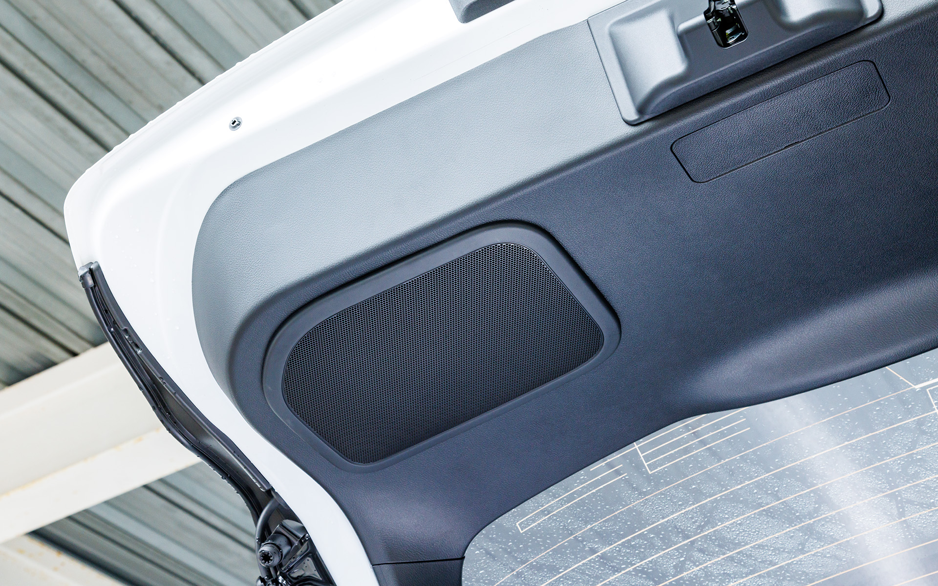 LBX MORIZO RRでは車両の走行状態に応じた走行サウンドをオーディオスピーカーから鳴動することが可能な「アクティブサウンドコントロール」機能を搭載。AT車では「ノーマル」「スポーツ」「VSC・OFF/EXPERT」、MT車では「ノーマル」「VSC・OFF/EXPERT」が走行モードとして用意され、モードによって異なるスポーツサウンドが楽しめる。さらにプレミアムサウンドシステムと“マークレビンソン”プレミアムサラウンドサウンドシステムでもその音色は異なるという