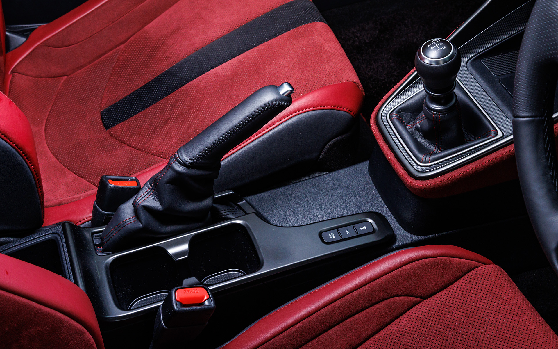 こちらはMT仕様。MTモデルは手のひらのフィット感と高い質感にこだわり、シフト操作時の良好なフィーリングを追求。またアクセル、ブレーキ、クラッチの各ペダルにはスポーティなアルミパッドを採用し、ブレーキ・クラッチペダル踏面の形状や角度を徹底的に追及したという