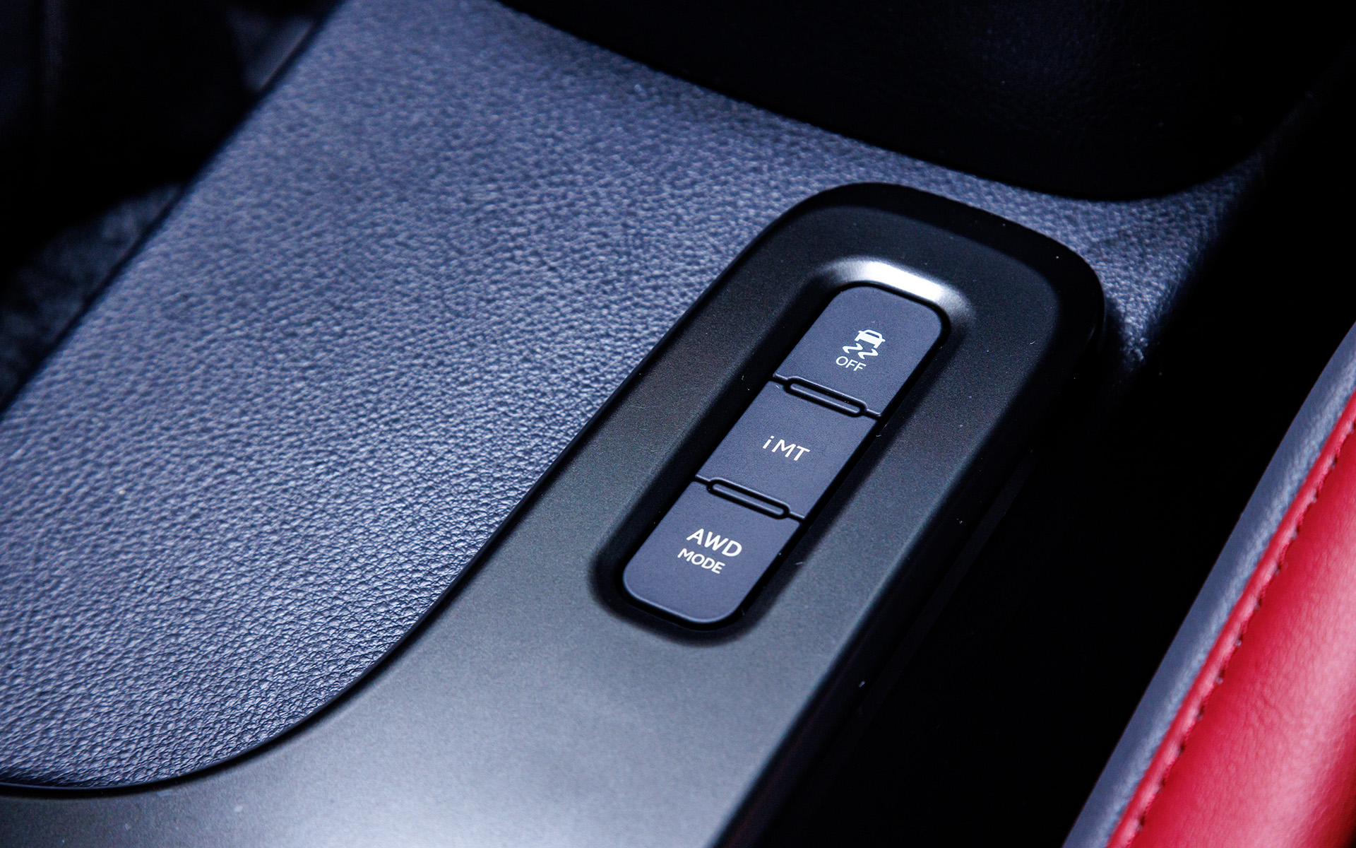 MTモデルではトラクションコントロール、iMTのON/OFFボタンに加え、AWDのモードセレクトボタンも用意される