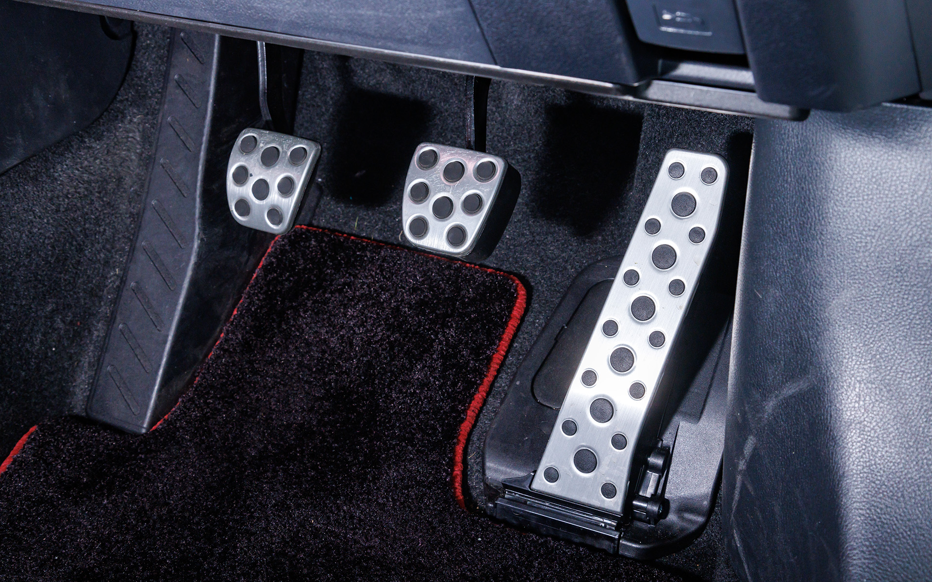 こちらはMT仕様。MTモデルは手のひらのフィット感と高い質感にこだわり、シフト操作時の良好なフィーリングを追求。またアクセル、ブレーキ、クラッチの各ペダルにはスポーティなアルミパッドを採用し、ブレーキ・クラッチペダル踏面の形状や角度を徹底的に追及したという