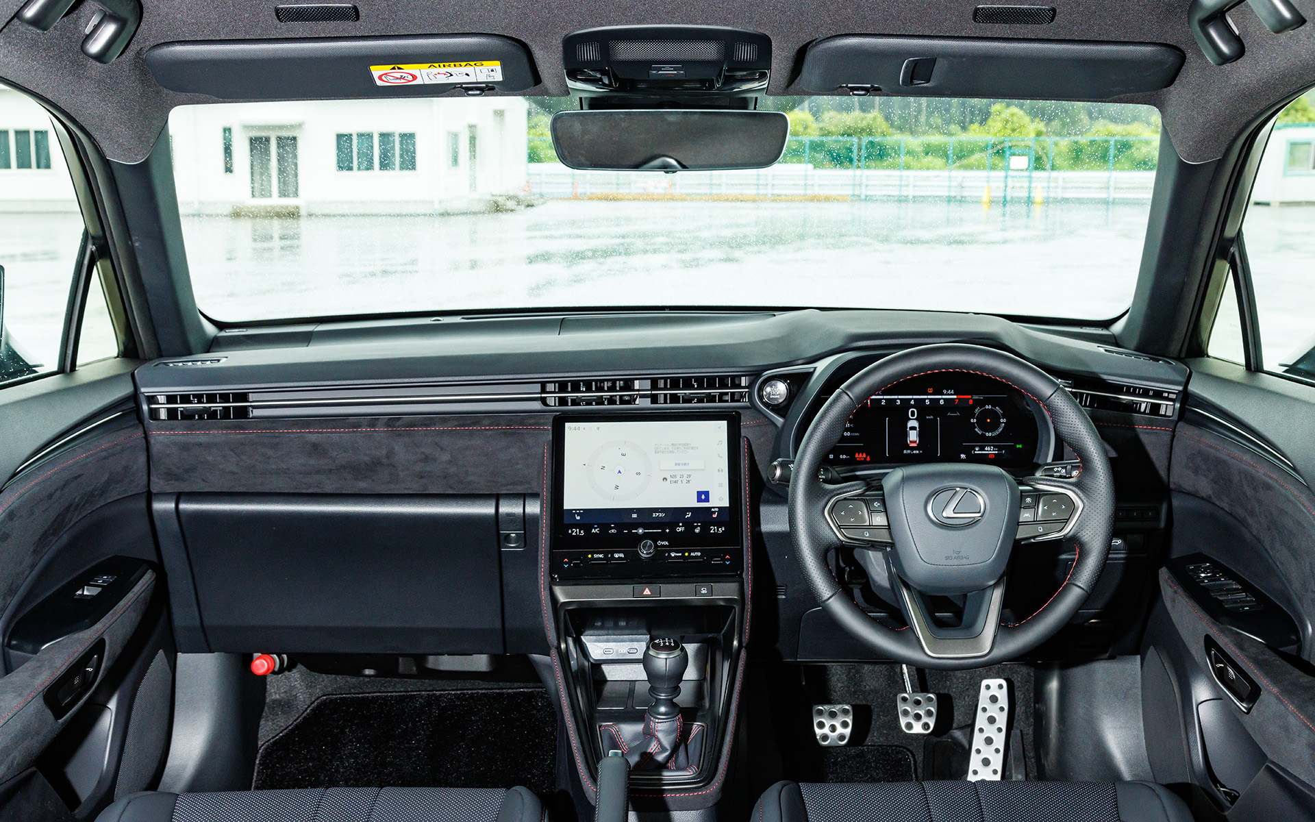 インテリアでは身体をしっかりサポートする専用フロントシートを採用。ステアリングにはディンブル本革を採用し、スポーツ走行における安心感のある握り心地を実現したという