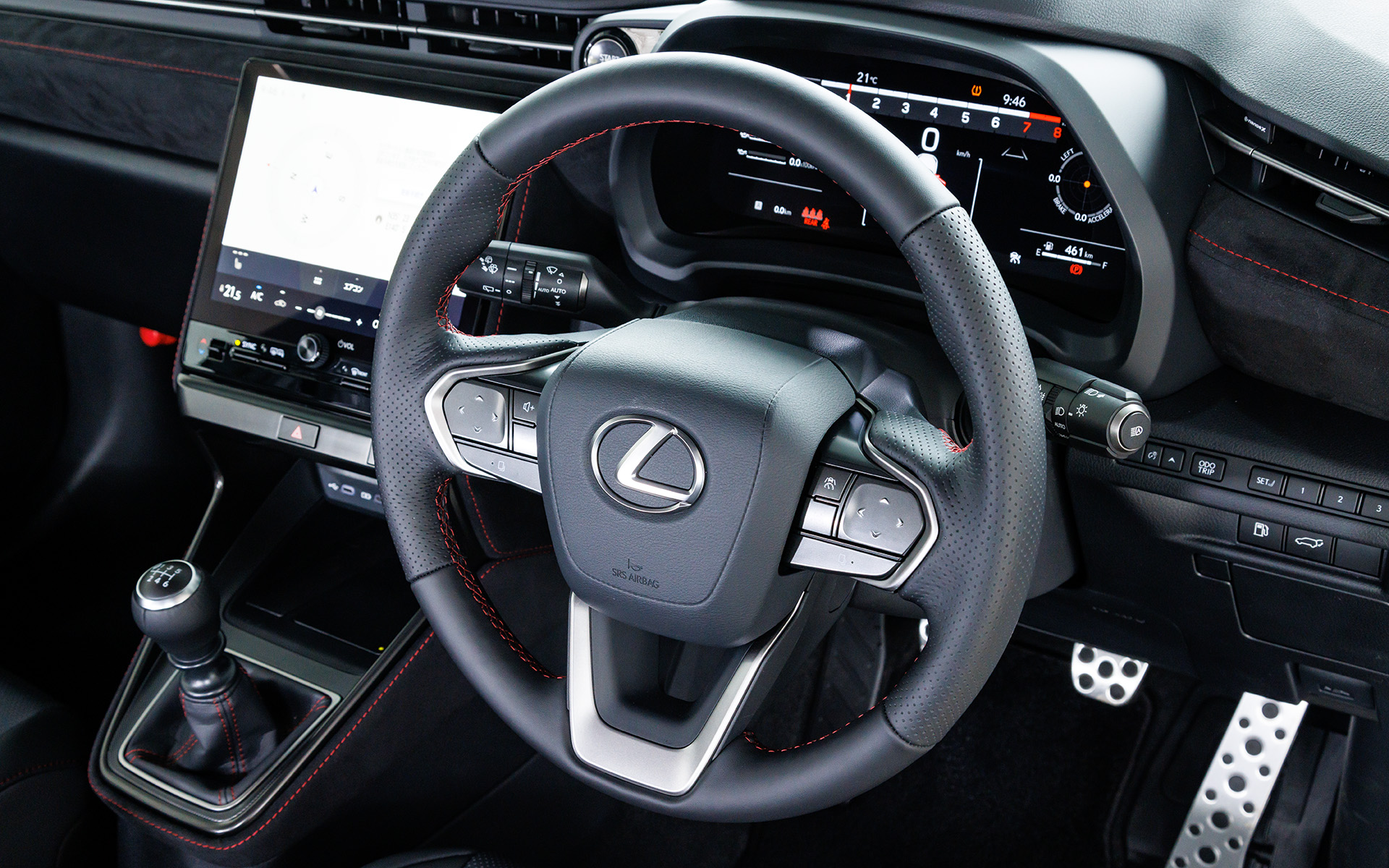 インテリアでは身体をしっかりサポートする専用フロントシートを採用。ステアリングにはディンブル本革を採用し、スポーツ走行における安心感のある握り心地を実現したという