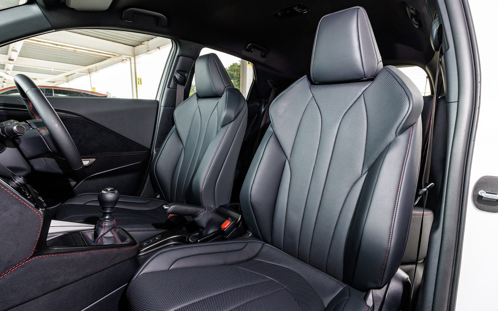 インテリアでは身体をしっかりサポートする専用フロントシートを採用。ステアリングにはディンブル本革を採用し、スポーツ走行における安心感のある握り心地を実現したという