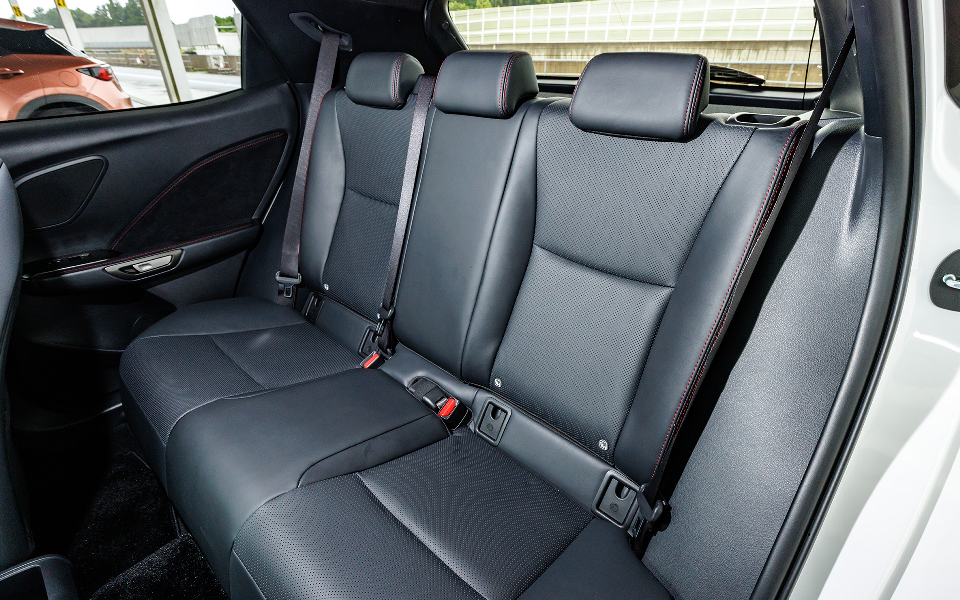 インテリアでは身体をしっかりサポートする専用フロントシートを採用。ステアリングにはディンブル本革を採用し、スポーツ走行における安心感のある握り心地を実現したという