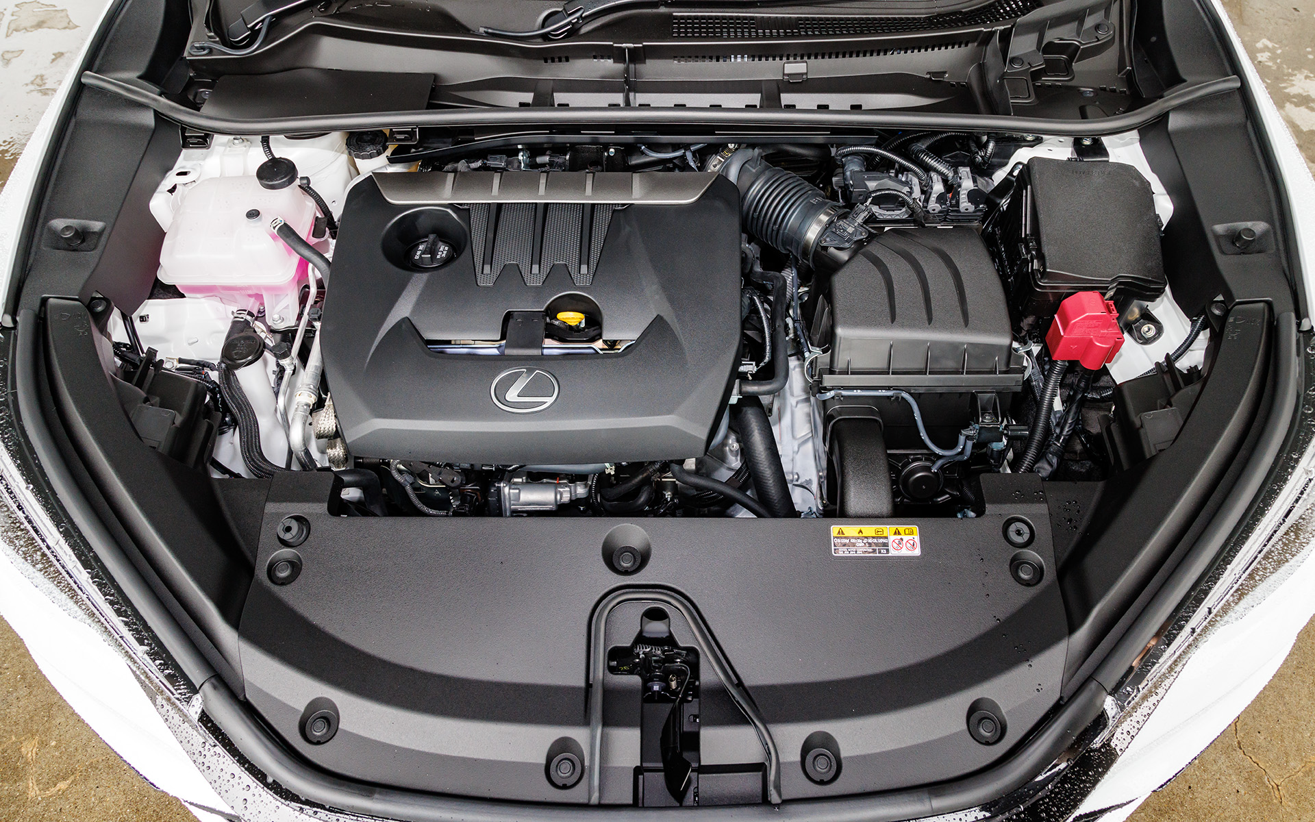 2024年1月発表の「GRヤリス」向けに開発され、高トルク、高出力に進化した直列3気筒1.6リッターターボ「G16E-GTS」型エンジンを搭載。アルミダイカスト製シリンダブロック（浅底水ジャケット、細径ヘッドボルト）、高強度アルミ製シリンダヘッド、中空組立カムシャフトを採用し、特に運動部品であるピストンやクランクシャフトの徹底的な軽量化を行なった。さらに大型ターボ採用によるレスポンスの低下を防ぐため、ボールベアリングターボとアブレーダブルシール構造を採用。最高出力は224kW（304PS）/6500rpm、最大トルクは400Nm（40.8kgfm）/3250-4600rpmを発生し、0-100km/h加速は5.2秒とした