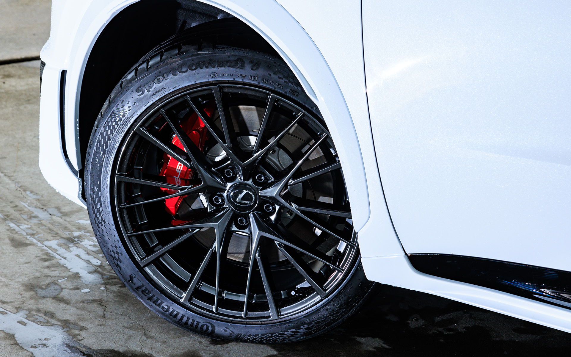 新型LBX MORZO RRでは高い空力・冷却性能を実現するため、専用フロントバンパー・グリルを採用するとともに、19インチ鍛造ホイール（タイヤはコンチネンタル「SportContact 7」でサイズは235/45R19）、専用レッドキャリパー、ボディ同色の拡幅されたカラードアーチモール、カラードロッカーモールにより、トレッドアウトされたタイヤの張り出しと重心の低さを強調。また、リアまわりでは専用リアバンパーやデュアル化した大口径マフラーバッフルを採用する