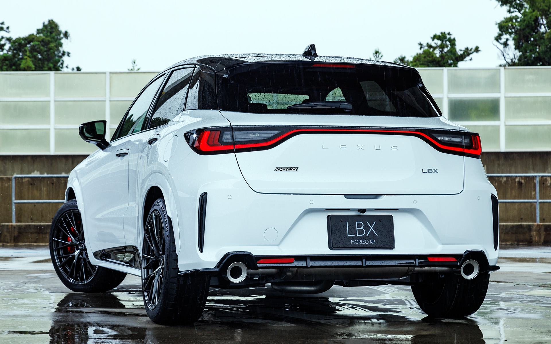 今回試乗したのは7月18日に注文受付を開始した新型「LBX MORIZO RR」。価格は8速ATおよび6速MTともに650万円。ボディサイズは4190×1840×1535mm（全長×全幅×全高）、ホイールベースは2580mm