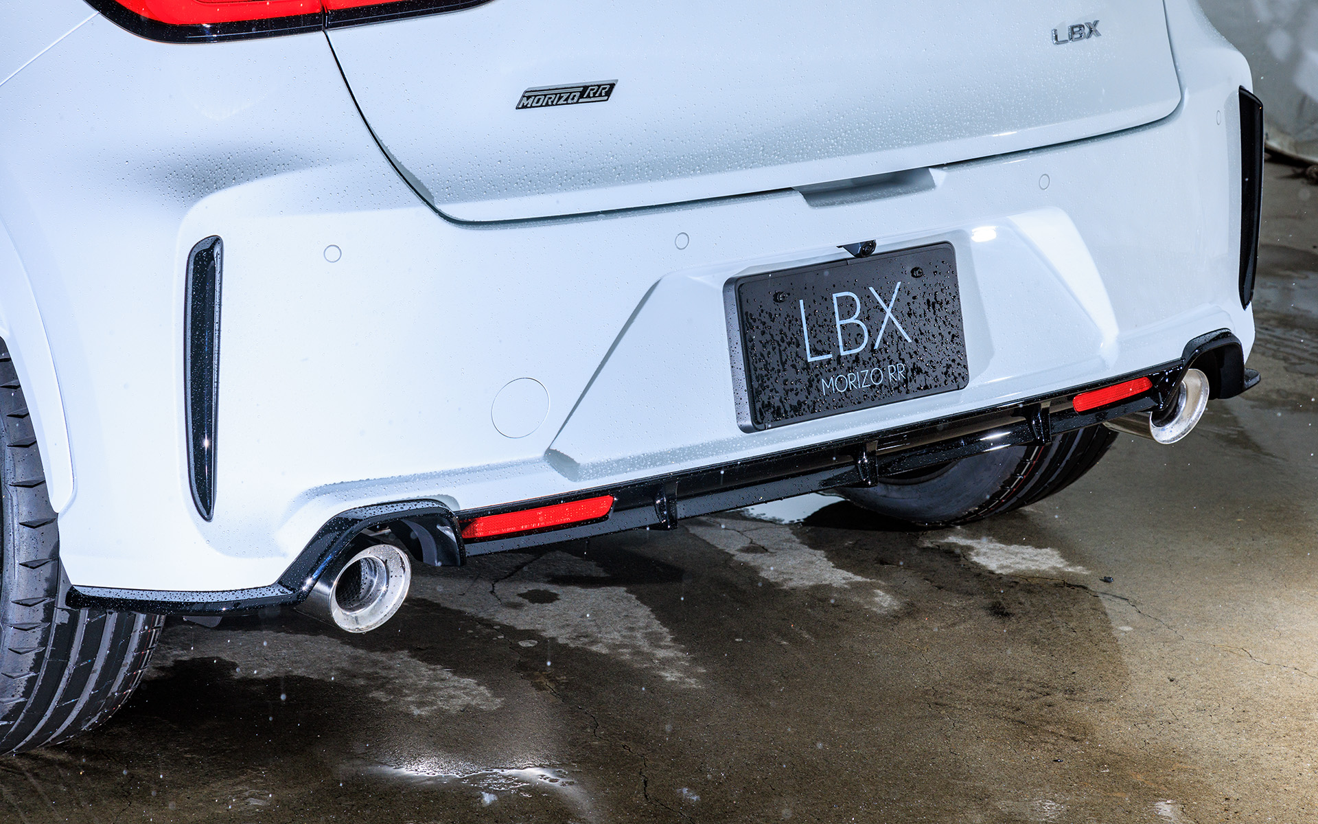 新型LBX MORZO RRでは高い空力・冷却性能を実現するため、専用フロントバンパー・グリルを採用するとともに、19インチ鍛造ホイール（タイヤはコンチネンタル「SportContact 7」でサイズは235/45R19）、専用レッドキャリパー、ボディ同色の拡幅されたカラードアーチモール、カラードロッカーモールにより、トレッドアウトされたタイヤの張り出しと重心の低さを強調。また、リアまわりでは専用リアバンパーやデュアル化した大口径マフラーバッフルを採用する