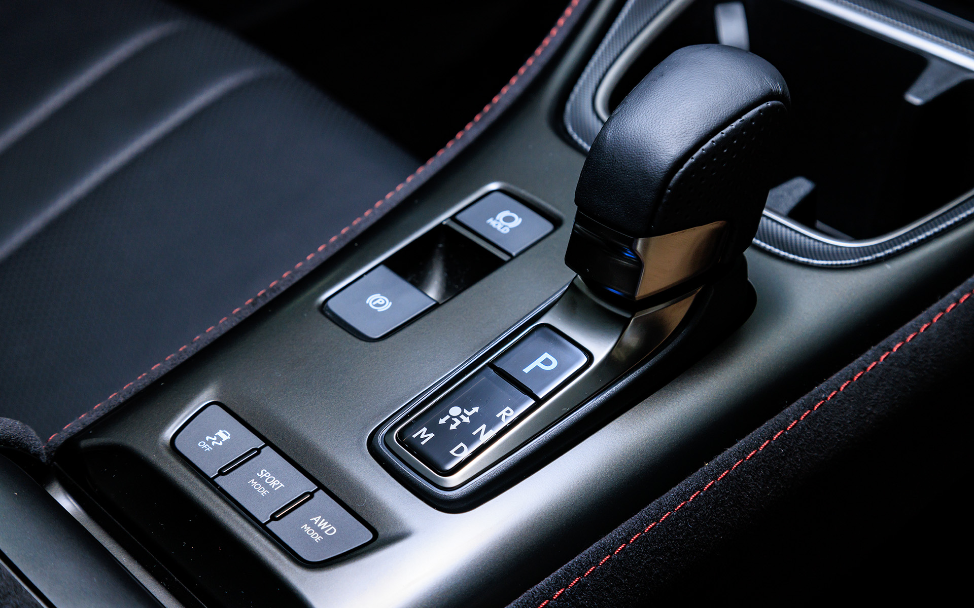 AT仕様のシフトまわり。シフトレバーでMポジションを選択後、パドルシフトスイッチの操作によりギヤ段の選択が可能なマニュアルモードを設定。エンジン最高回転数まで使い切ることを可能とするギヤ段ホールド制御のほか、クラッチ圧の油圧制御システムとパワートレーンマネジメントシステムを統合的に制御することで素早い変速を実現する高応答アップシフト制御・ブリッピングダウンシフト制御を採用する