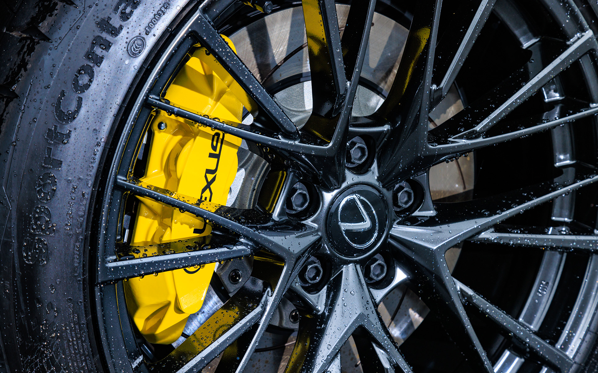 こちらはLBX MORIZO RR“Bespoke Build”（8速ATおよび6速MTともに720万円）。表皮色、シートベルト、ステッチの色替え、配色構成のバリエーション拡大などBespoke Build専用アイテムを含めた豊富なバリエーションを用意。キャリパーでは専用色のイエローも選択可能