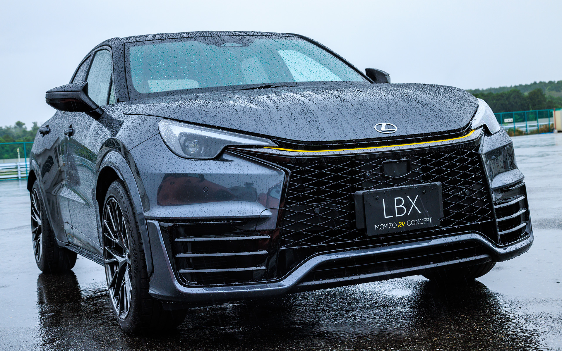 こちらはLBX MORIZO RR“Bespoke Build”（8速ATおよび6速MTともに720万円）。表皮色、シートベルト、ステッチの色替え、配色構成のバリエーション拡大などBespoke Build専用アイテムを含めた豊富なバリエーションを用意。キャリパーでは専用色のイエローも選択可能