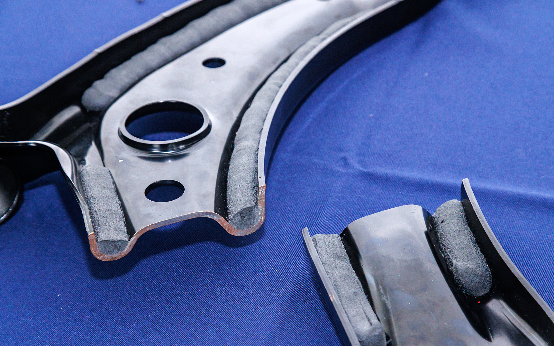 サスペンションは、フロントにHEVモデルで新開発した軽量高剛性なストラット式を採用しつつ、いかなる速度域・走行場面でも曲がる操舵と質感のさらなる向上のため、ロアアームへ熱硬化樹脂を塗布し焼き付けることによる、世界初のレスポンス向上減衰構造「REDS（Response-Enhancing Damping Structure）」を新開発した