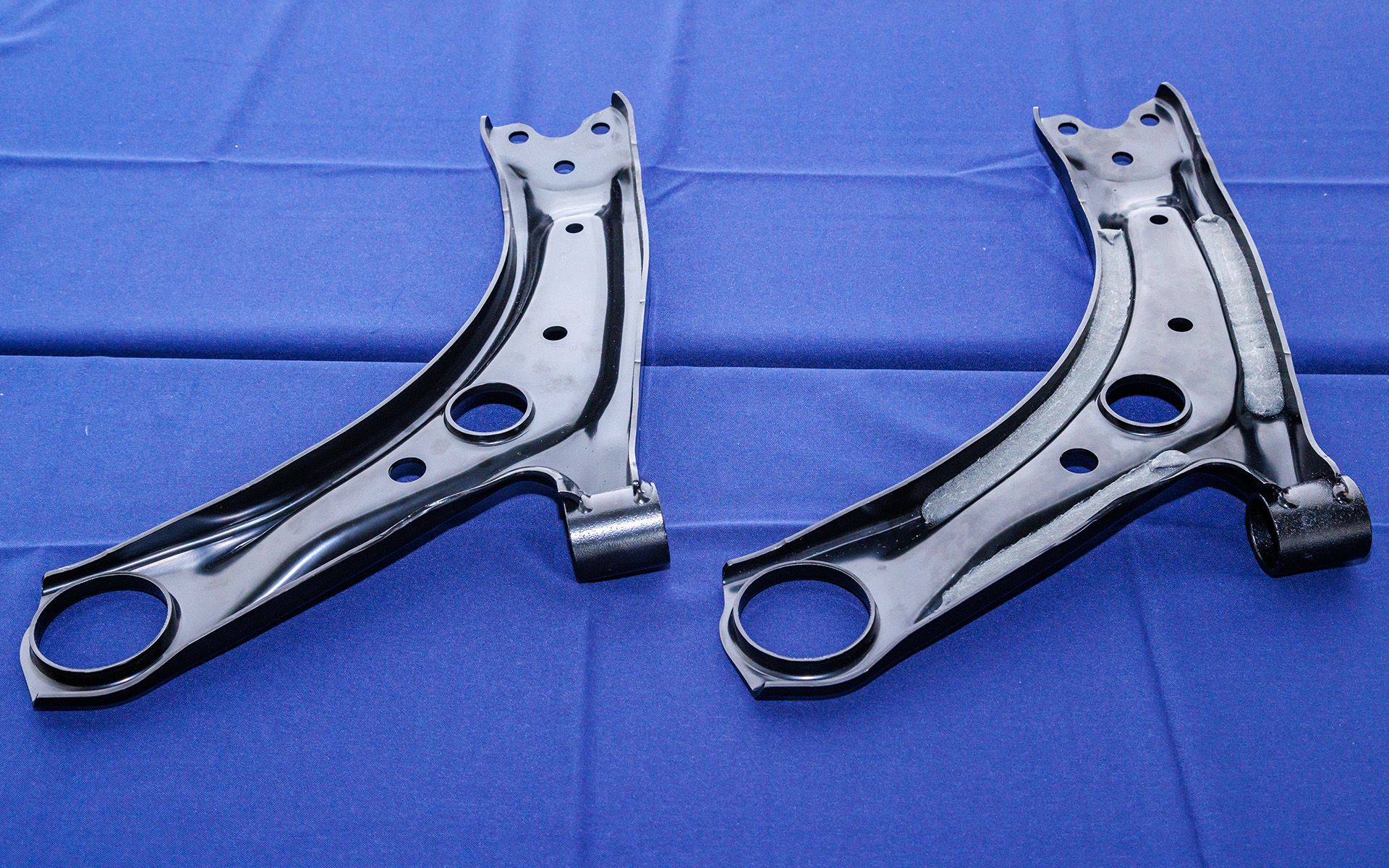 サスペンションは、フロントにHEVモデルで新開発した軽量高剛性なストラット式を採用しつつ、いかなる速度域・走行場面でも曲がる操舵と質感のさらなる向上のため、ロアアームへ熱硬化樹脂を塗布し焼き付けることによる、世界初のレスポンス向上減衰構造「REDS（Response-Enhancing Damping Structure）」を新開発した