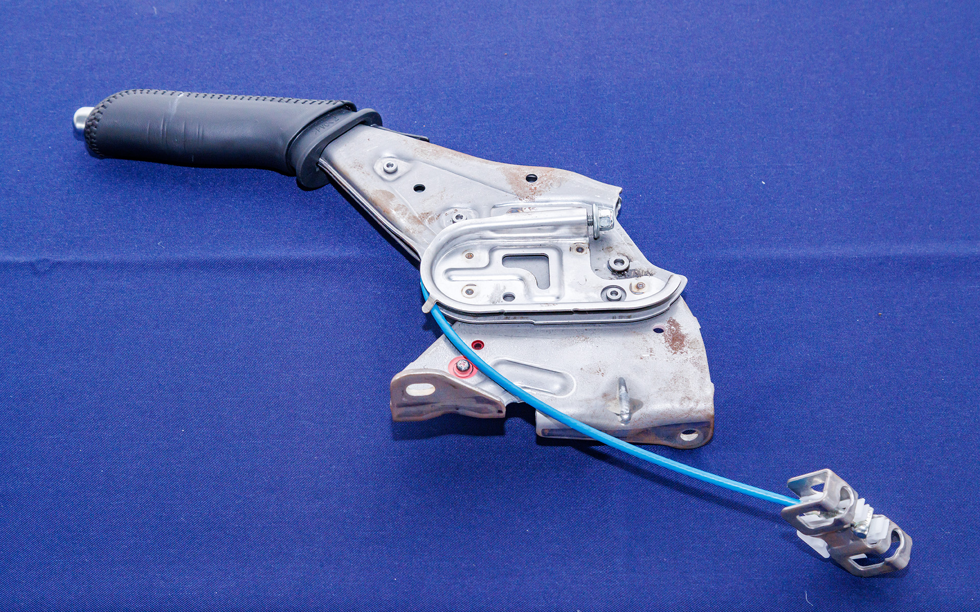 MT車のサイドブレーキはGRヤリスからレバーブラケット形状を変更し、レバー比を大きくすることで必要な操作力を軽減したという