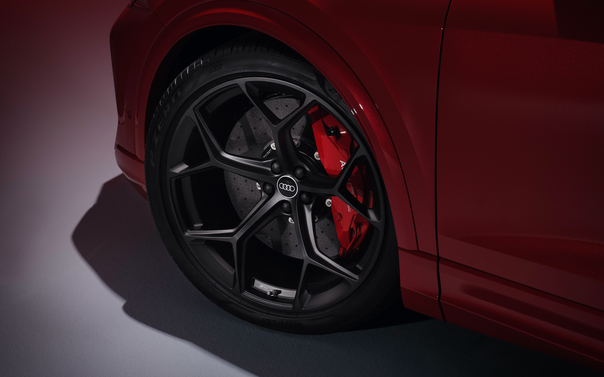 RS Q8パフォーマンス専用オプションとなる5-Yスポークデザインの23インチ鍛造ホイール