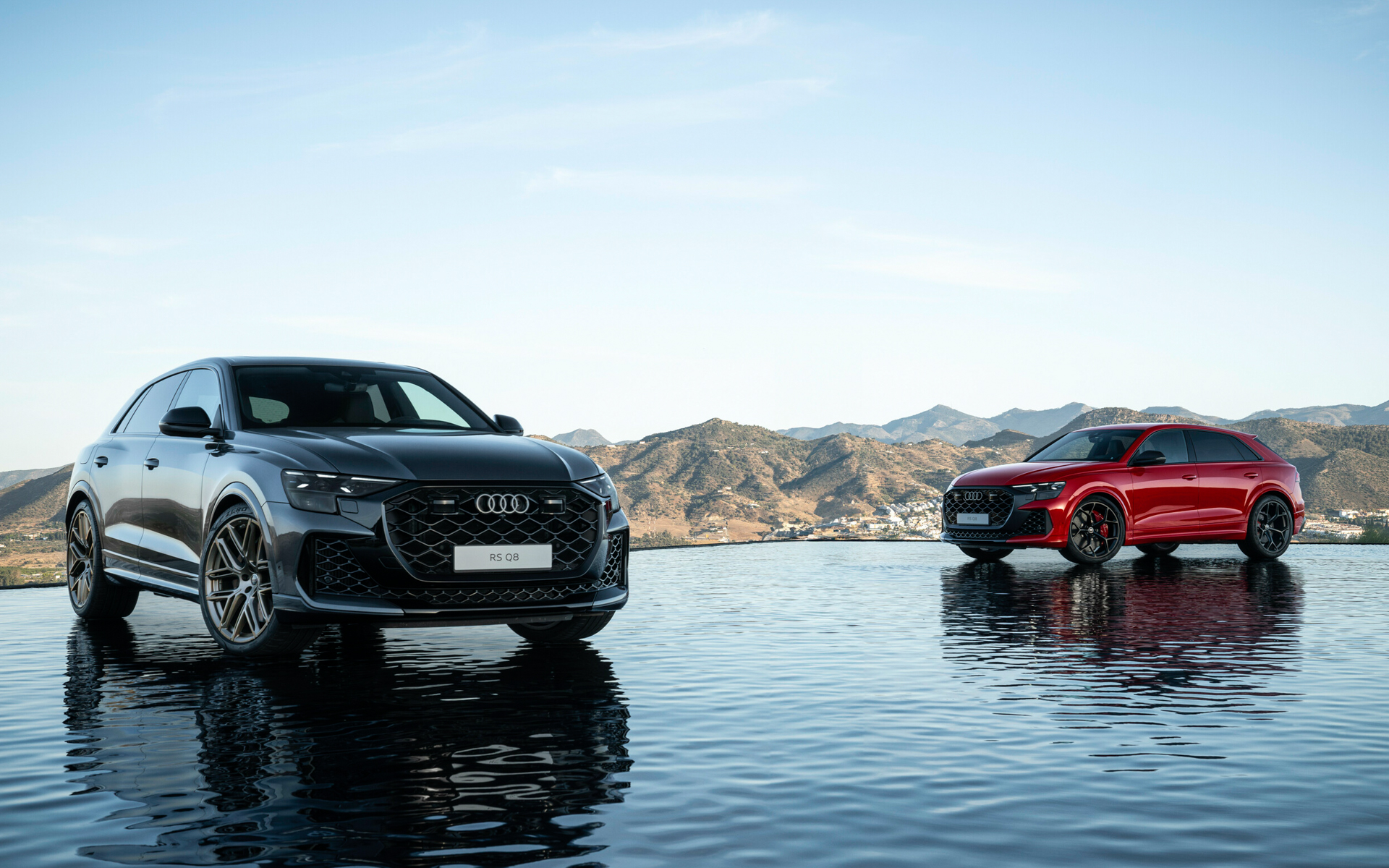 RS Q8（左手前）とRS Q8パフォーマンス（右奥）