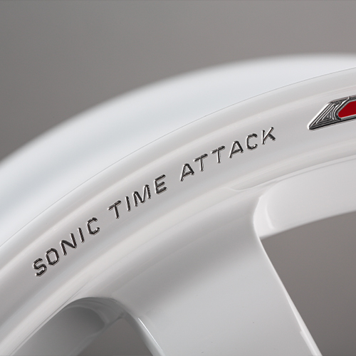 リム部にはTIME ATTACK EDITIONの文字がA.M.T.製法で刻まれる
