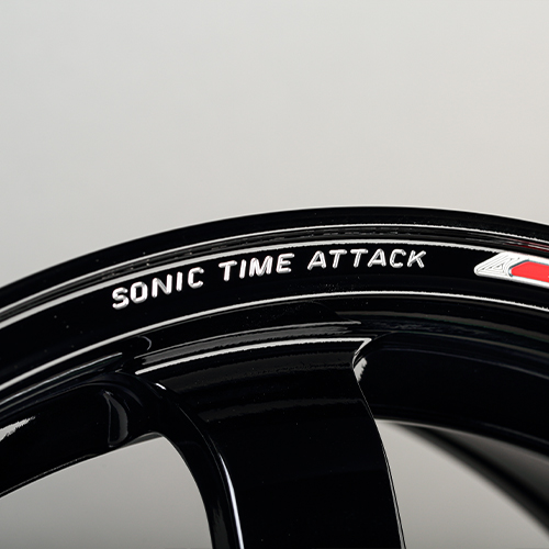 リム部にはTIME ATTACK EDITIONの文字がA.M.T.製法で刻まれる