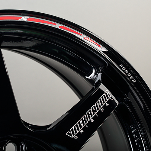 外周部に入る深紅とアルミ素地のストロボライン