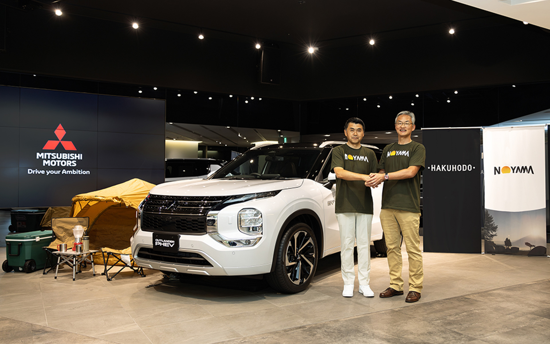 左から株式会社博報堂 名倉健司取締役常務執行役員、三菱自動車工業株式会社 中村達夫代表執行役副社長