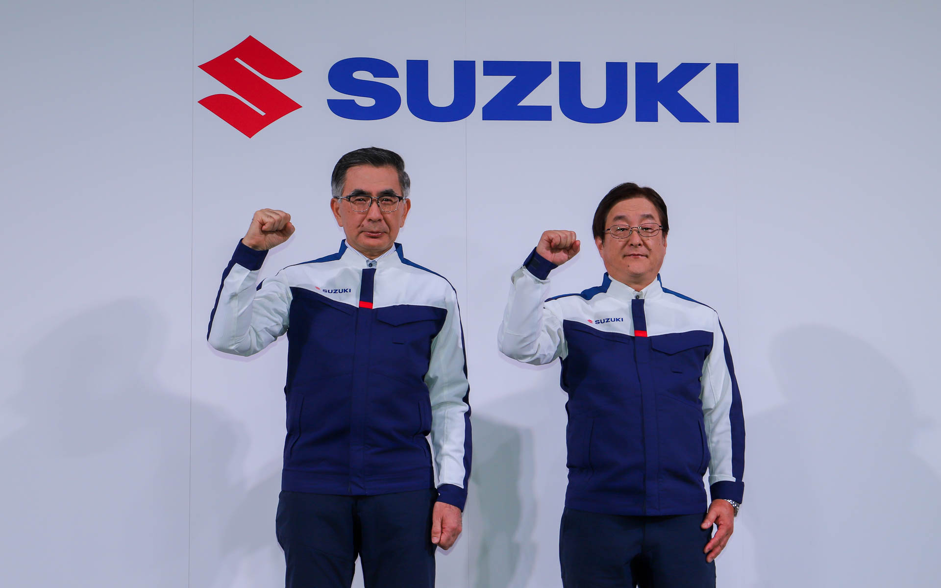 スズキ株式会社 代表取締役社長 鈴木俊宏氏（左）と、取締役専務役員 技術統括 加藤勝弘氏（右）が説明会に出席