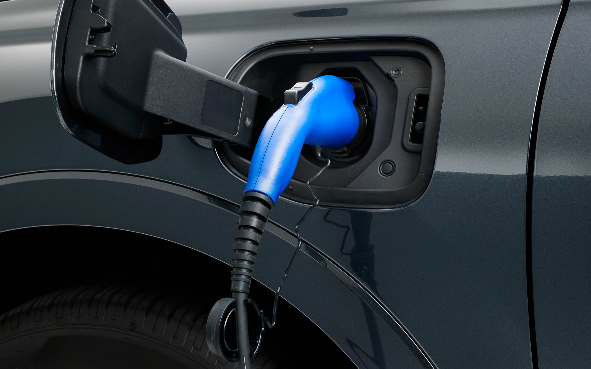 充電ケーブルは外部からも充電可能なプラグイン機能を備えるCR-V e：FCEVならではのアイテム