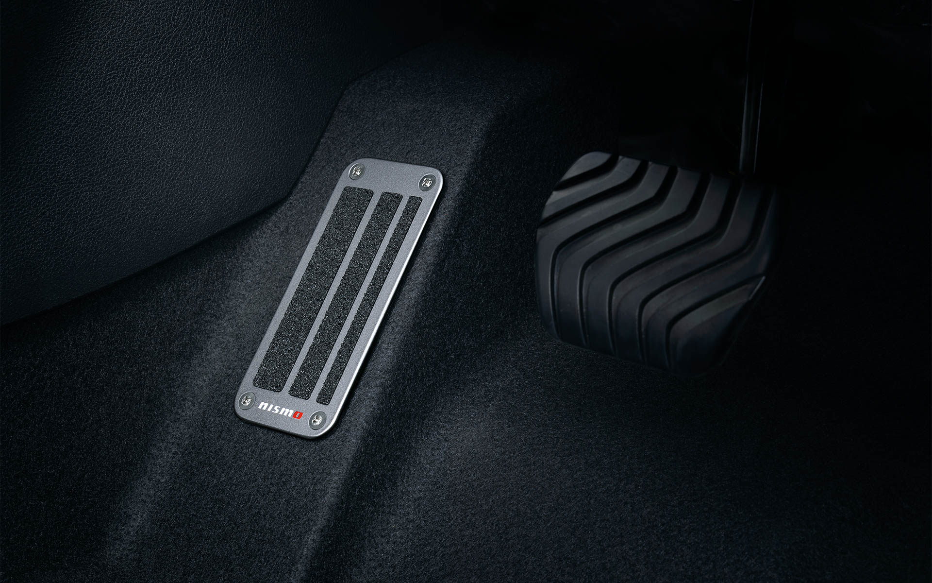 ノート オーラ用NISMOパーツ「フットレスト」装着イメージ