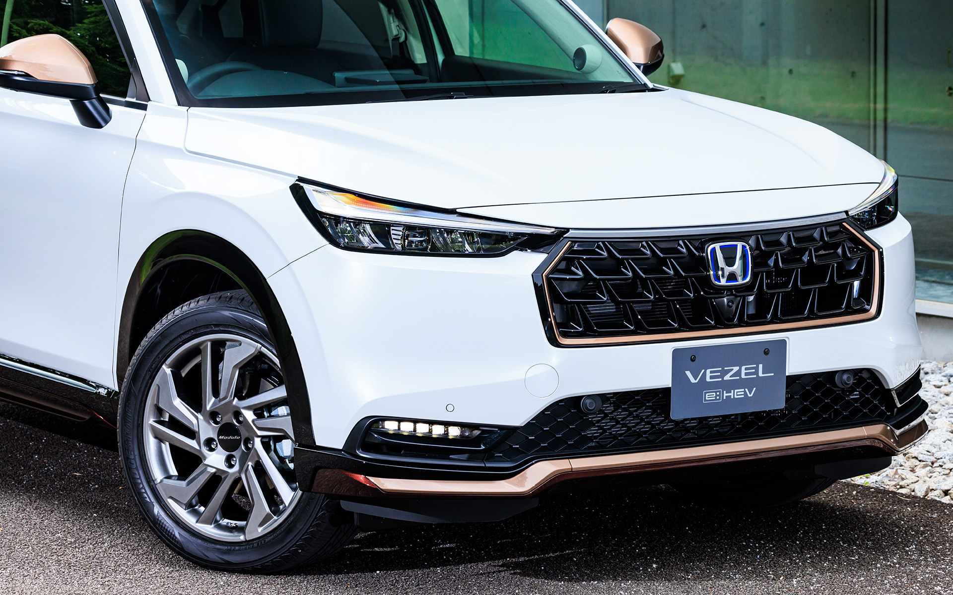 フロントグリル（ベルリナブラック×グロッシーカッパー・メタリック）は価格4万4550円。グロッシーカッパー・メタリックガーニッシュ付きフロントロアスカート（ベルリナブラック×プレミアムアガットブラウン・パール）は価格4万9500円