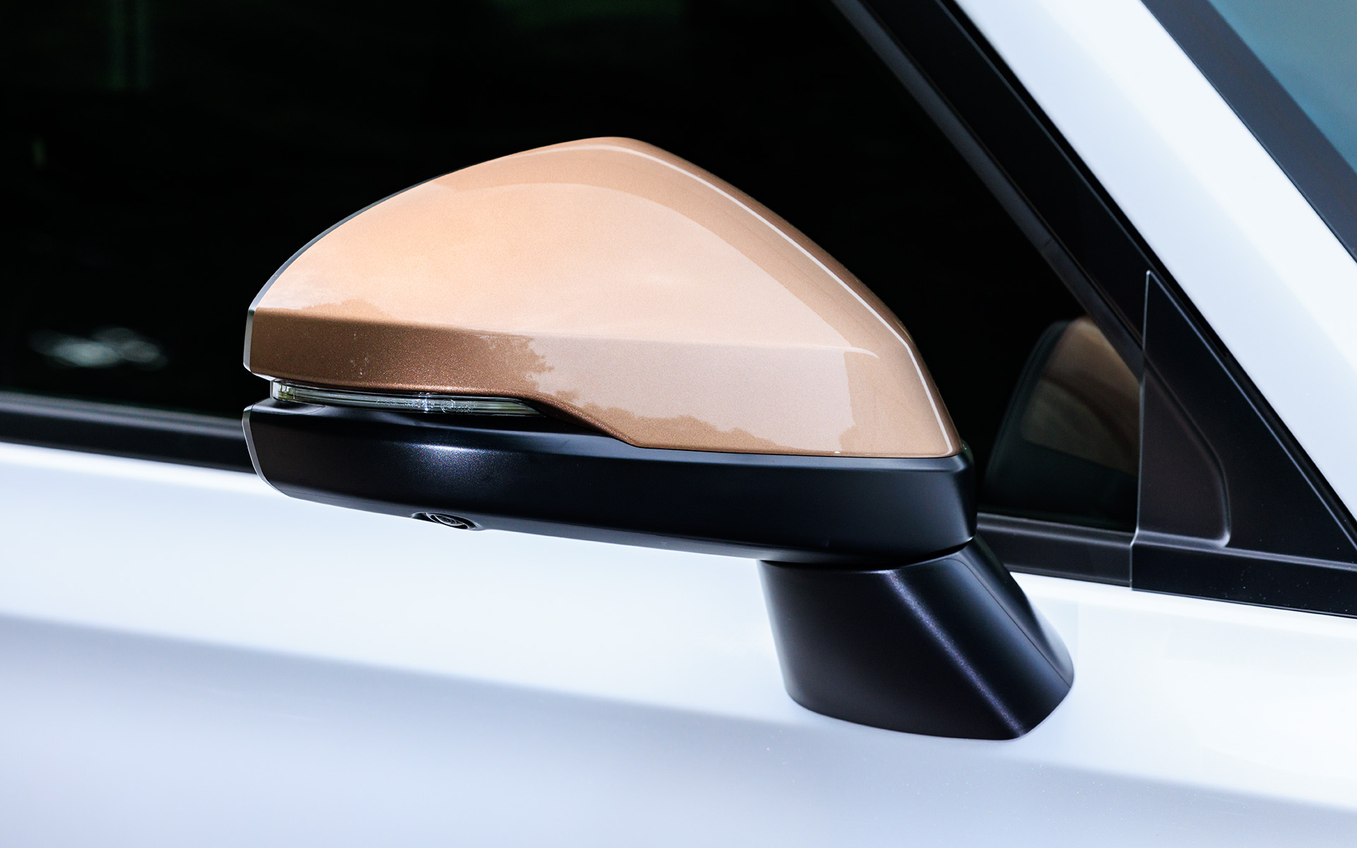 ドアミラーカバー（グロッシーカッパー・メタリック）は左右セットで価格1万1000円