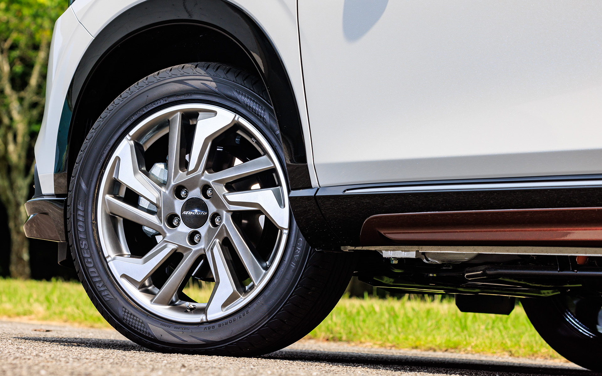 18インチアルミホイール「MS-045」。ハイコントラストシルバー塗装で価格は1本4万6200円