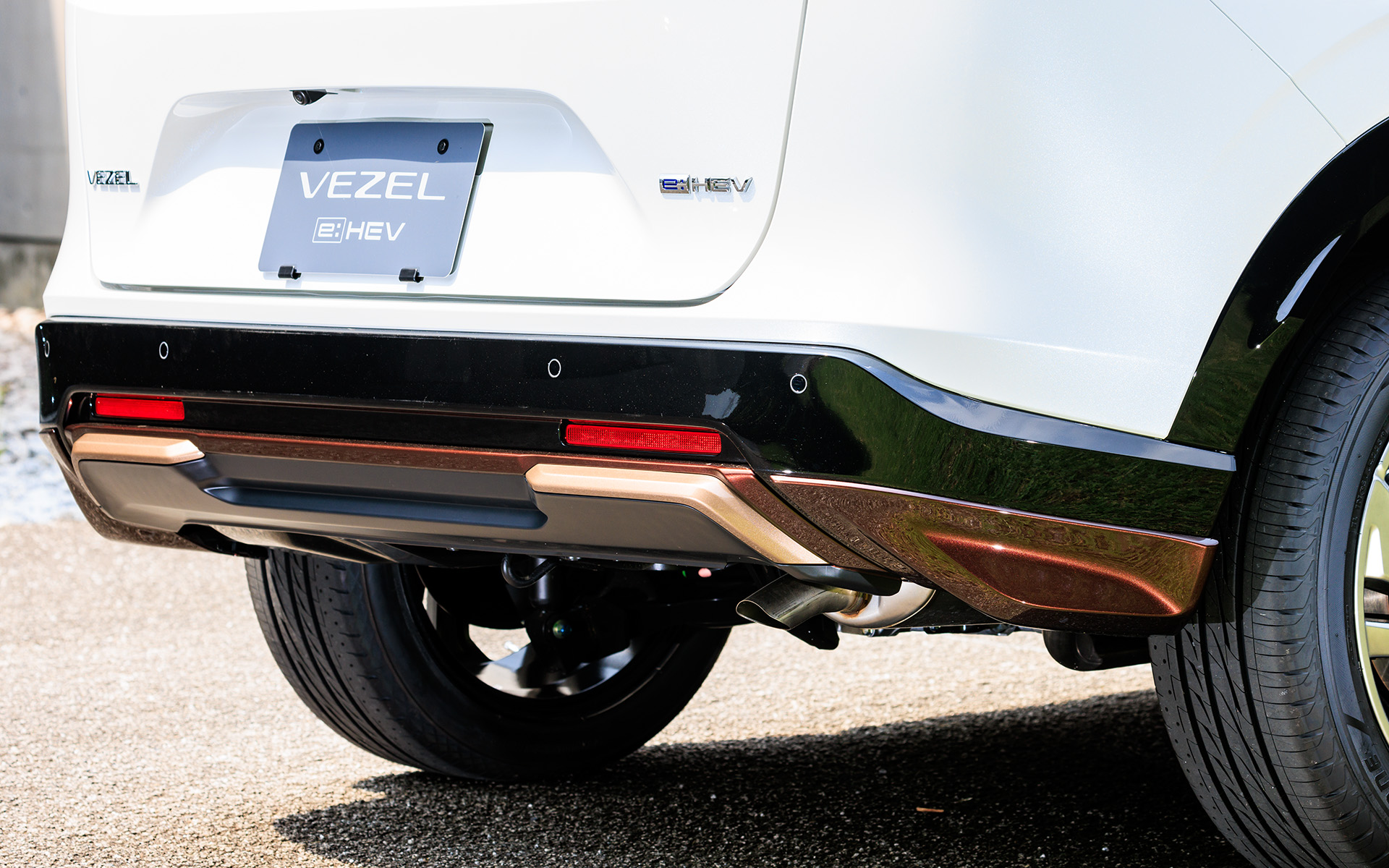 グロッシーカッパー・メタリックガーニッシュ付きリアロアガーニッシュ（プレミアムアガットブラウン・パール）は価格3万800円。リアロアスカート（プレミアムアガットブラウン・パール）は価格3万800円