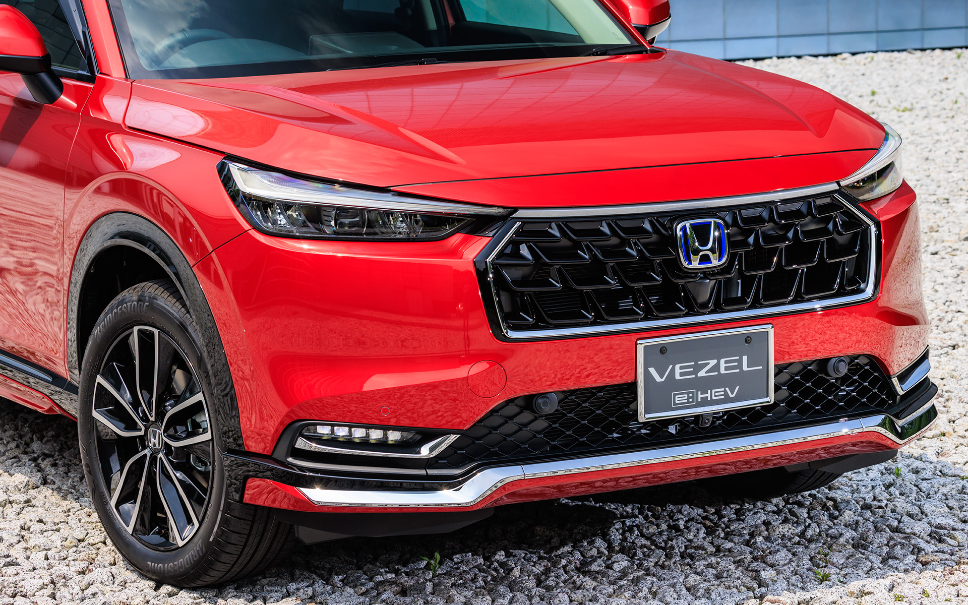 ベルリナブラック×クロームメッキのフロントグリルは価格4万1250円。クロームメッキガーニッシュ付きフロントロアスカートは価格4万2900円～4万6200円。クロームメッキのフォグライトガーニッシュは価格1万1000円