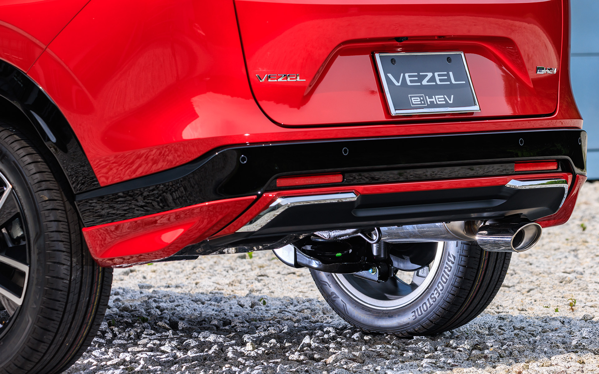 クロームメッキガーニッシュ付きのリアロアガーニッシュは価格2万4200円～2万7500円。左右分割タイプのリアロアスカートは価格2万4200円～2万7500円。エキパイフィニッシャーは価格9900円