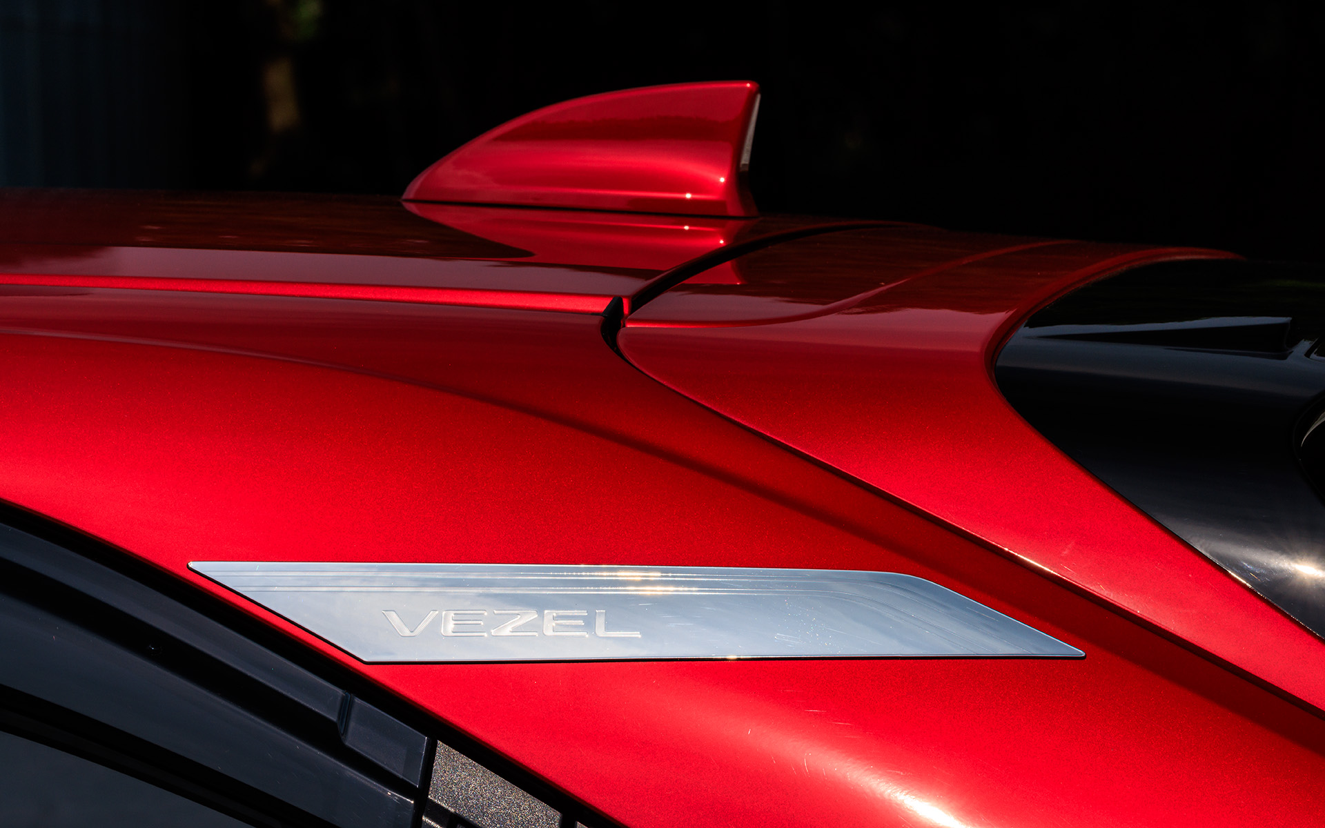 VEZELの文字と2本のラインが入るCピラーデカールは、左右セットで価格1万1000円