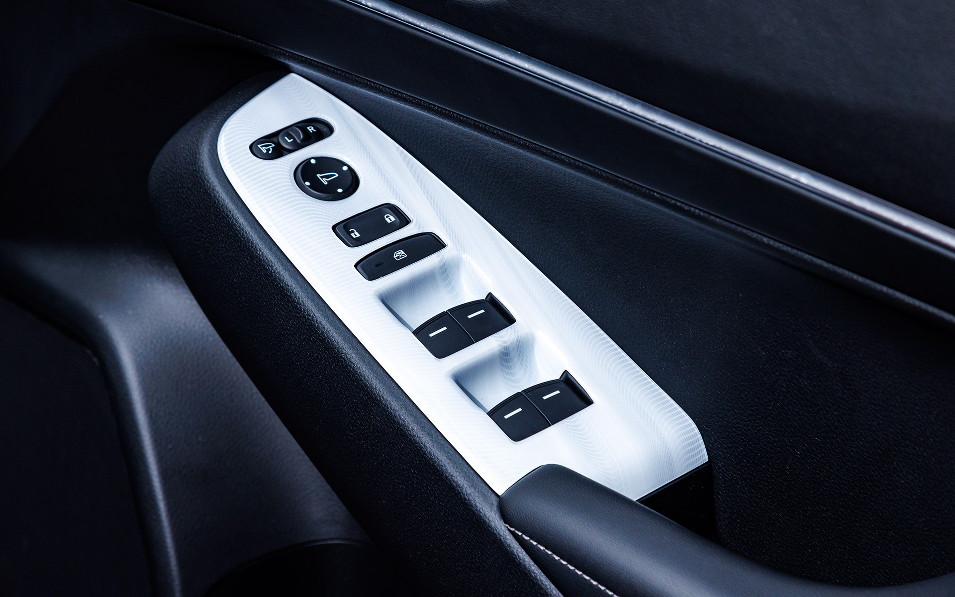 純正アクセサリーではなく「A-Collect」ブランドの「PWSW（パワーウィンドウスイッチ）パネル」は、写真のマーブル（価格1万7600円）のほか、カモフラージュ（価格1万7600円）、デジタルカーボン（価格1万4199円）、ピアノブラック（価格1万4199円）がある